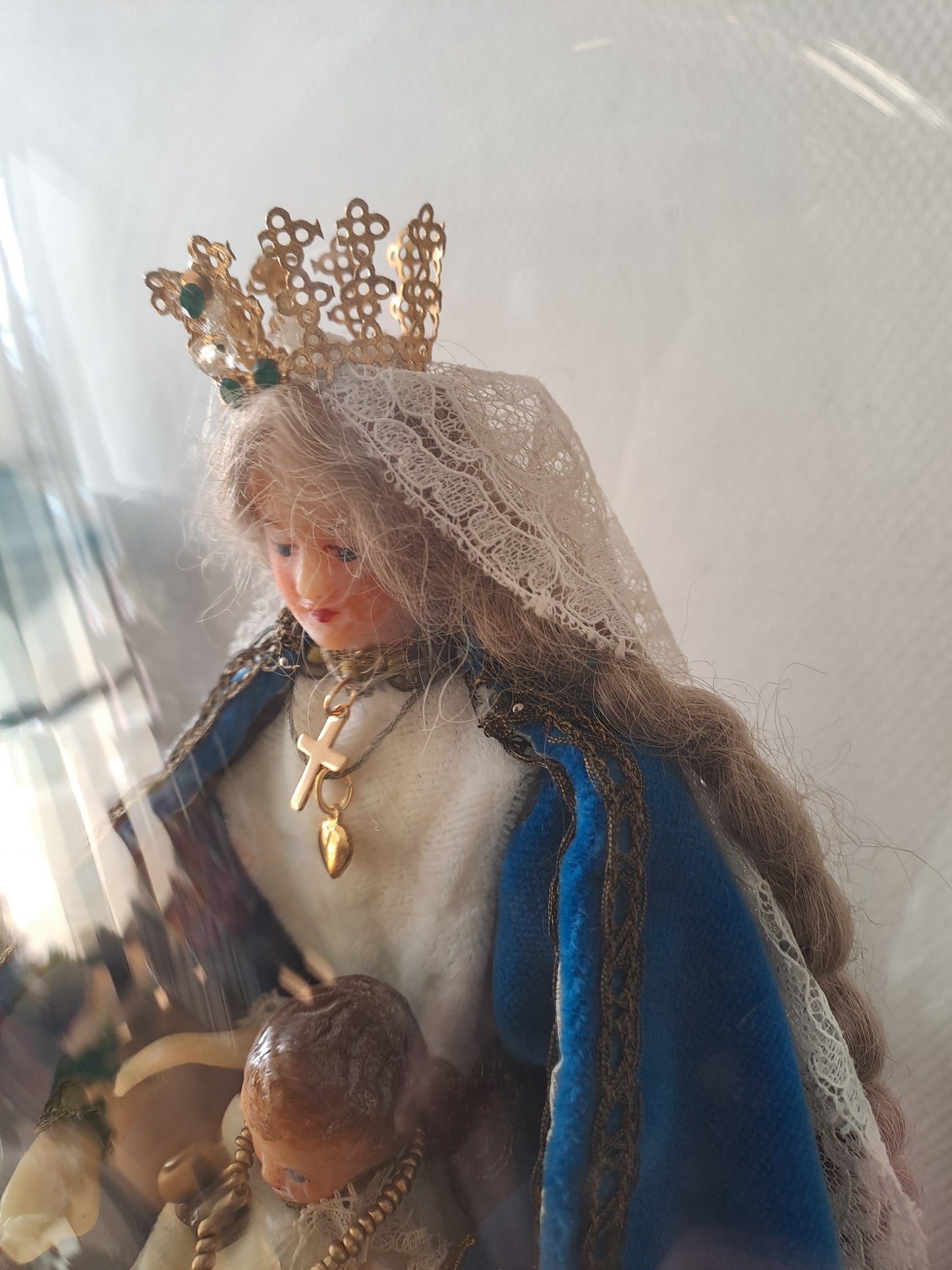 Vierge À L'Enfant Jésus en cire sous globe.