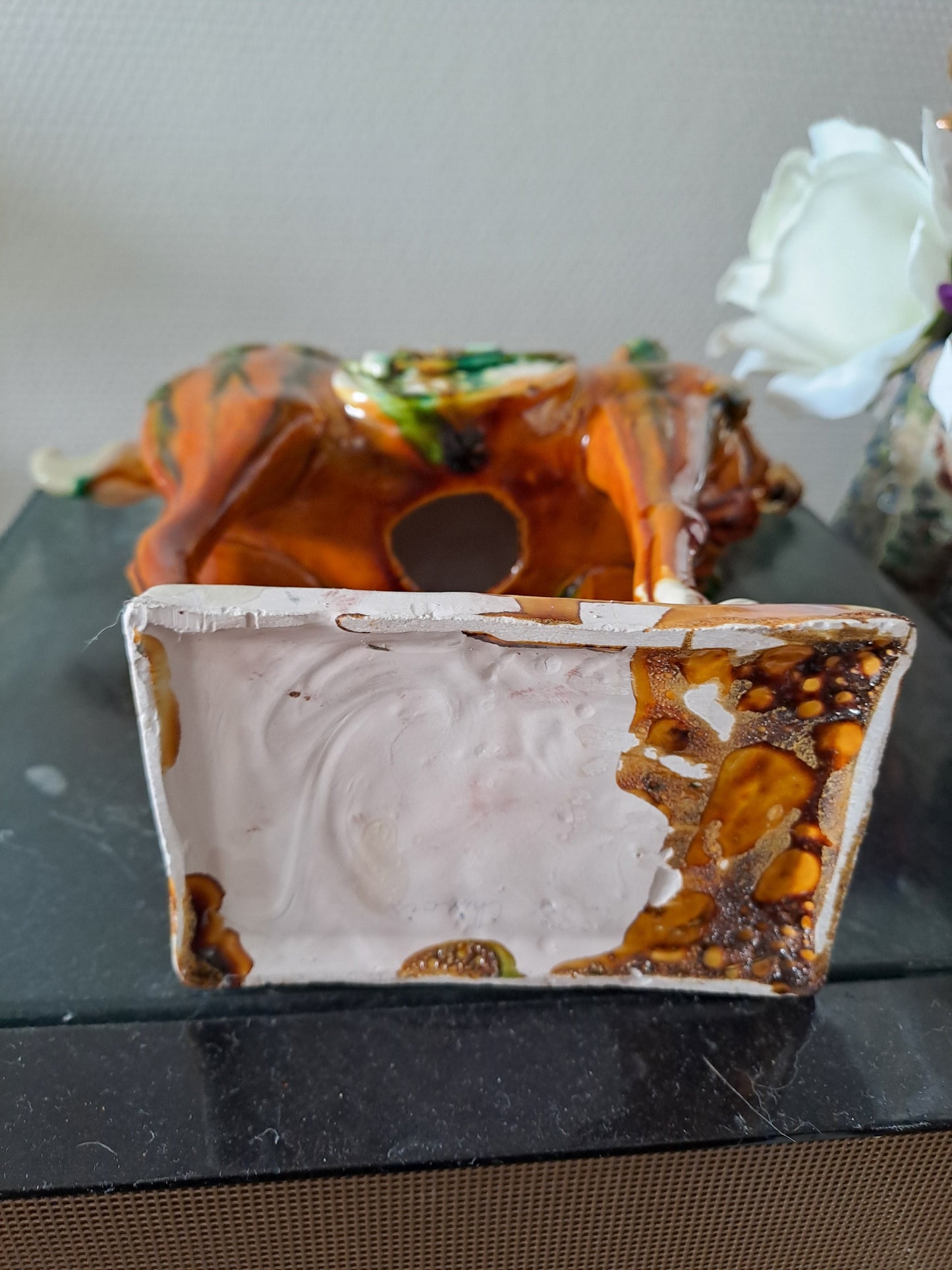 Statue représentant un cheval en Faïence Émaillée Polychrome. Chine.