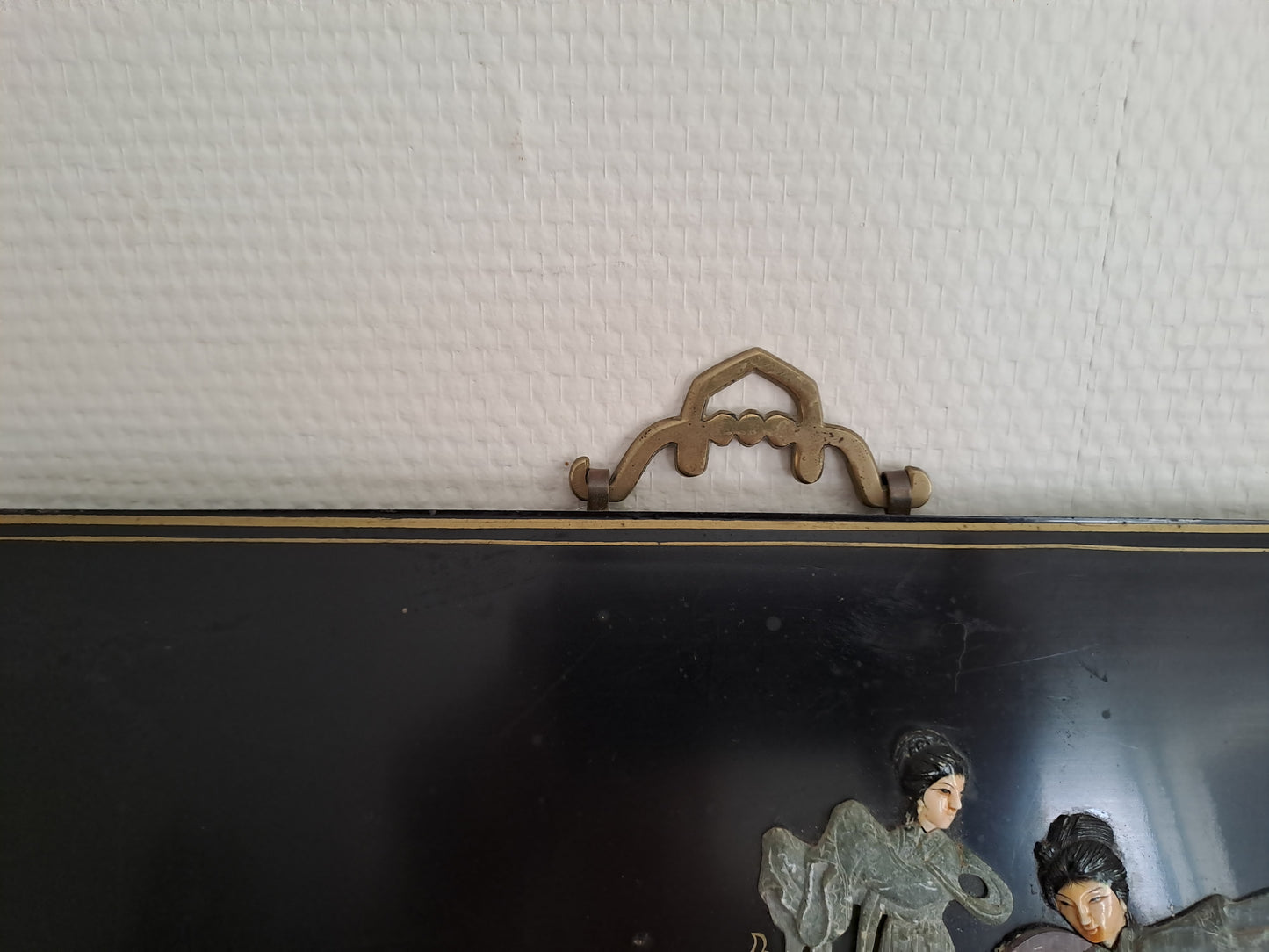 Tableau En Laque Noir Avec Incrustations. Figurant Une Scène avec Geishas.