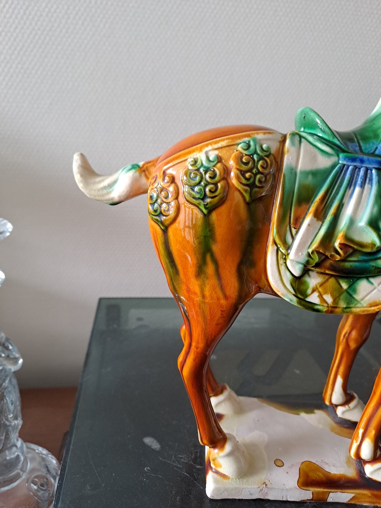 Statue représentant un cheval en Faïence Émaillée Polychrome. Chine.