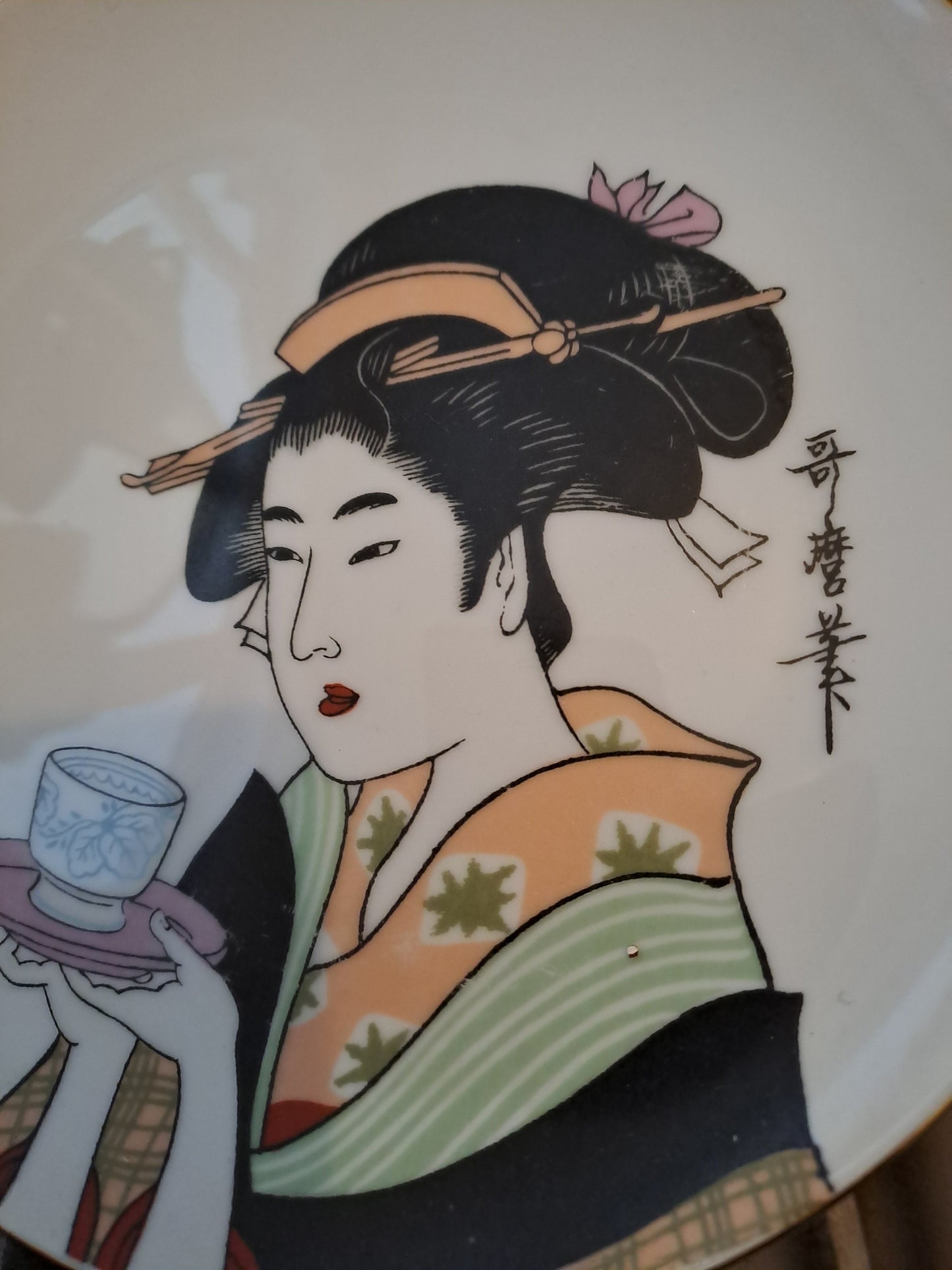 Assiette Murale. Geisha À la Tasse. Made in japan. Peint à la main.