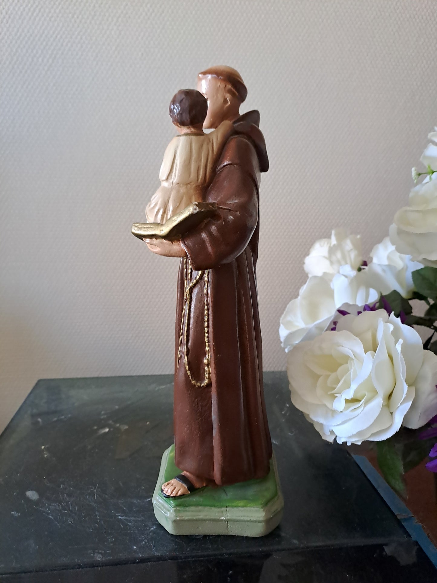 Statue Saint Antoine de Padoue portant l'Enfant Jésus dans les bras. Peint a la main. Ancien Vintage catholique.