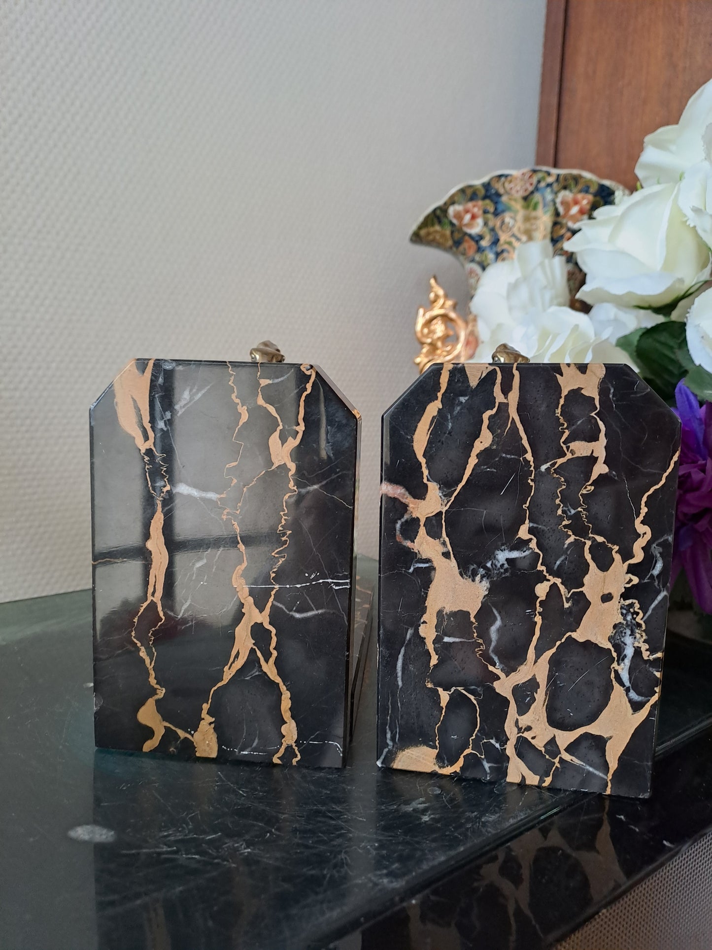 Paire de serre-livres figurant des chevaux. Marbre et régule.