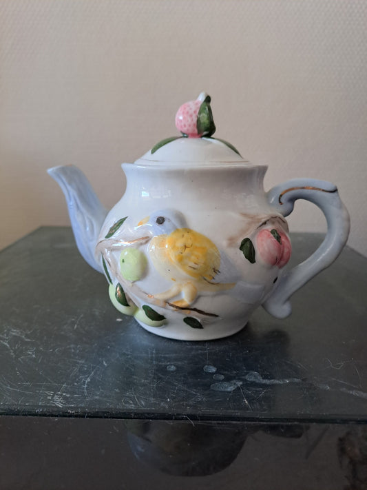 Théière oiseau sur une branche en relief. Porcelaine. Ancien decoration vintage.