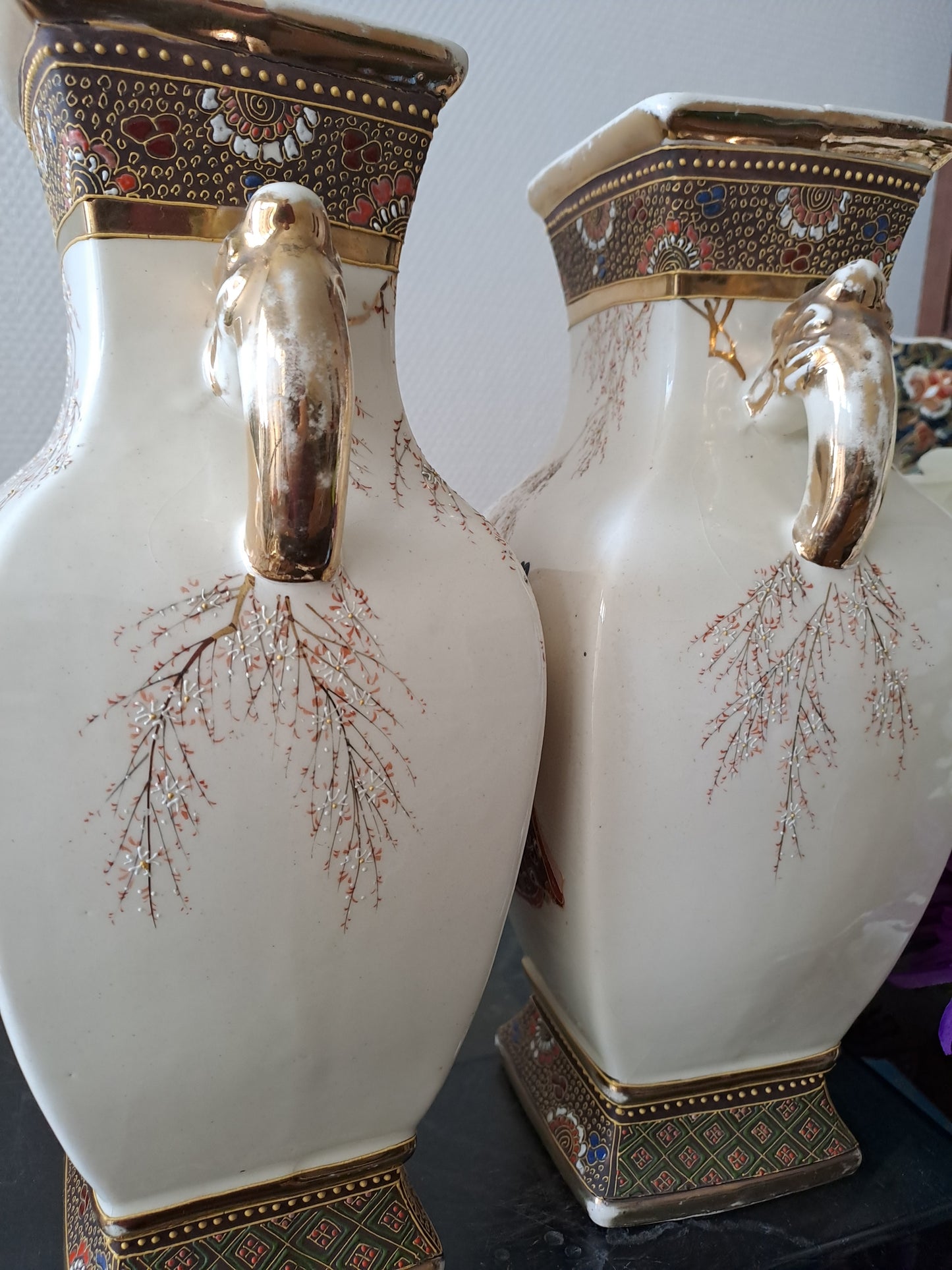Paire de Vases En Porcelaine japonaise.
