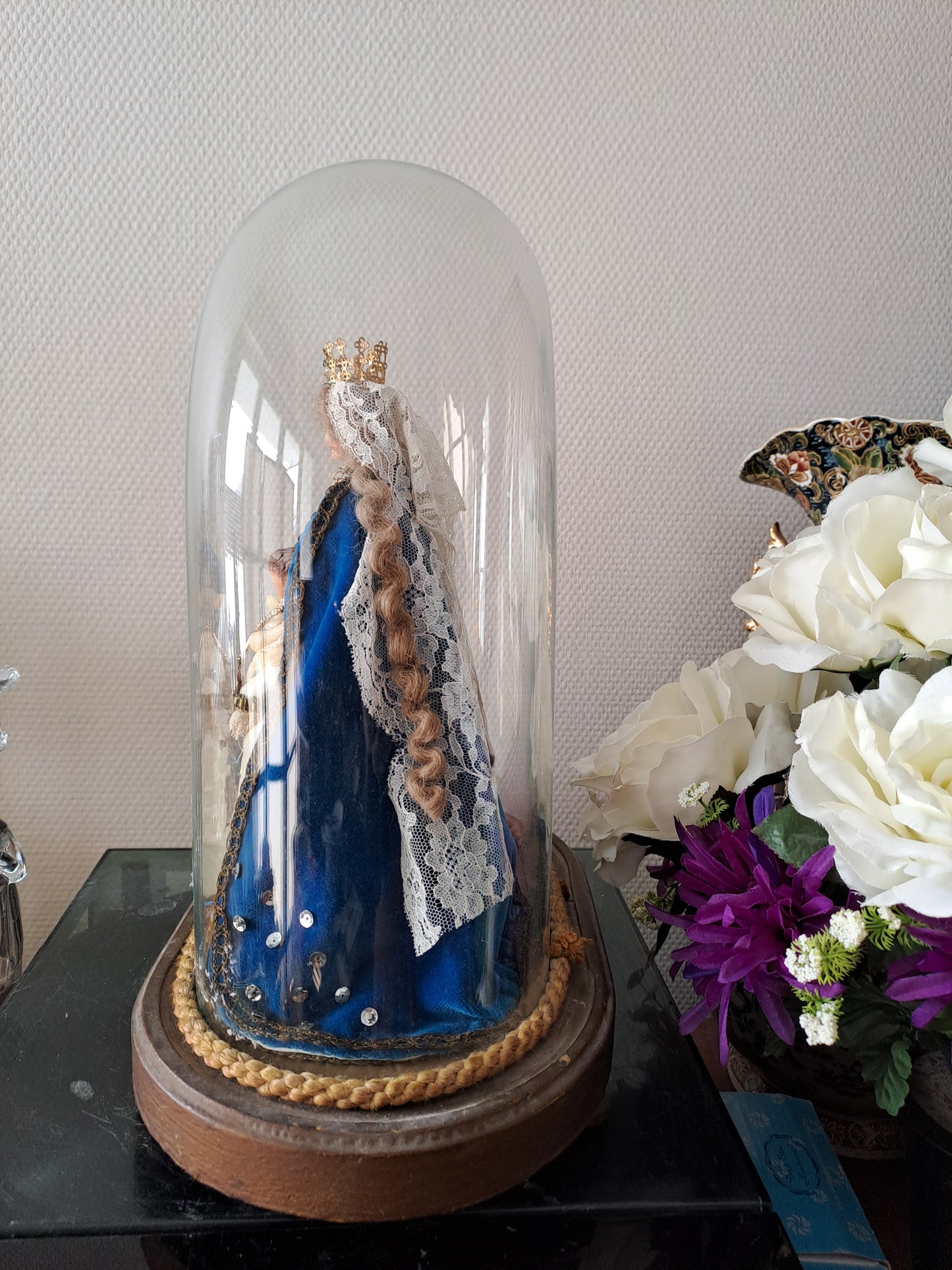 Vierge À L'Enfant Jésus en cire sous globe.