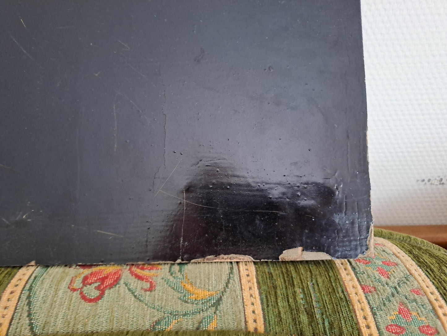 Tableau En Laque Noir Avec Incrustations. Figurant Une Scène avec Geishas.