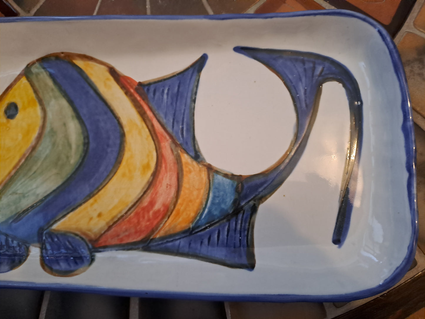 Plat à poisson en grès figurant un poisson. Signature à la pointe à identifier.