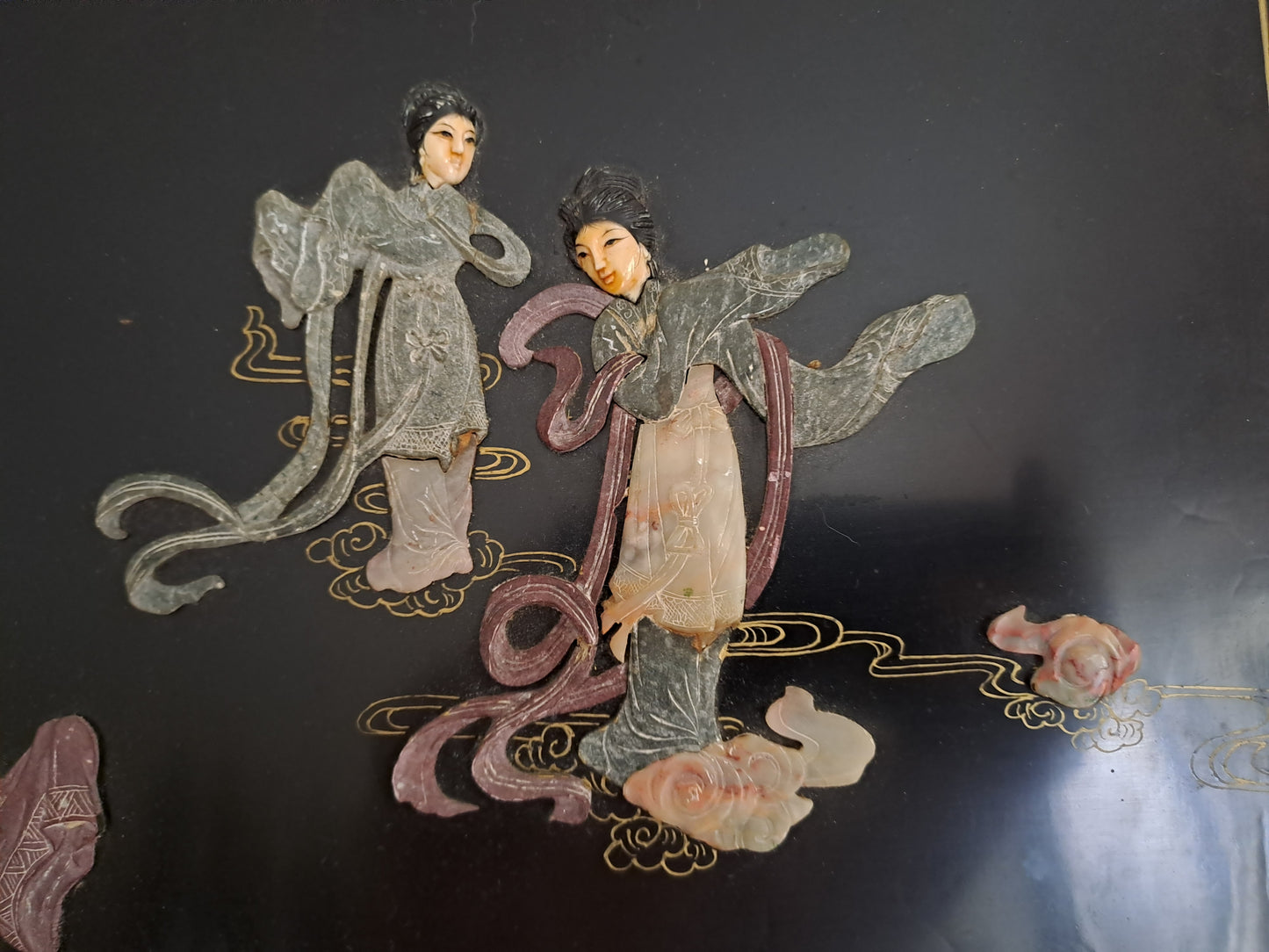 Tableau En Laque Noir Avec Incrustations. Figurant Une Scène avec Geishas.