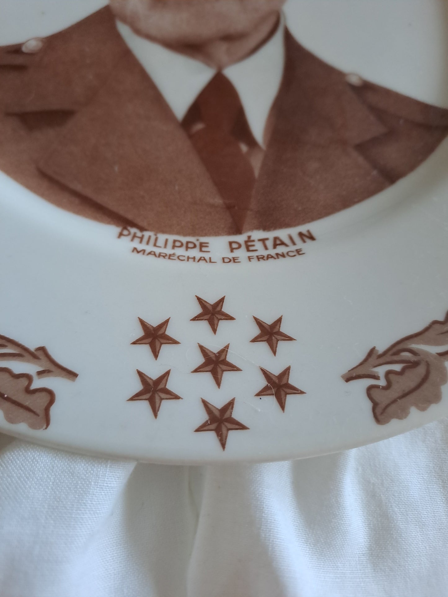 Assiette décorative représentant Philippe Pétain 21.5 cm. Porcelaine Limoges France.