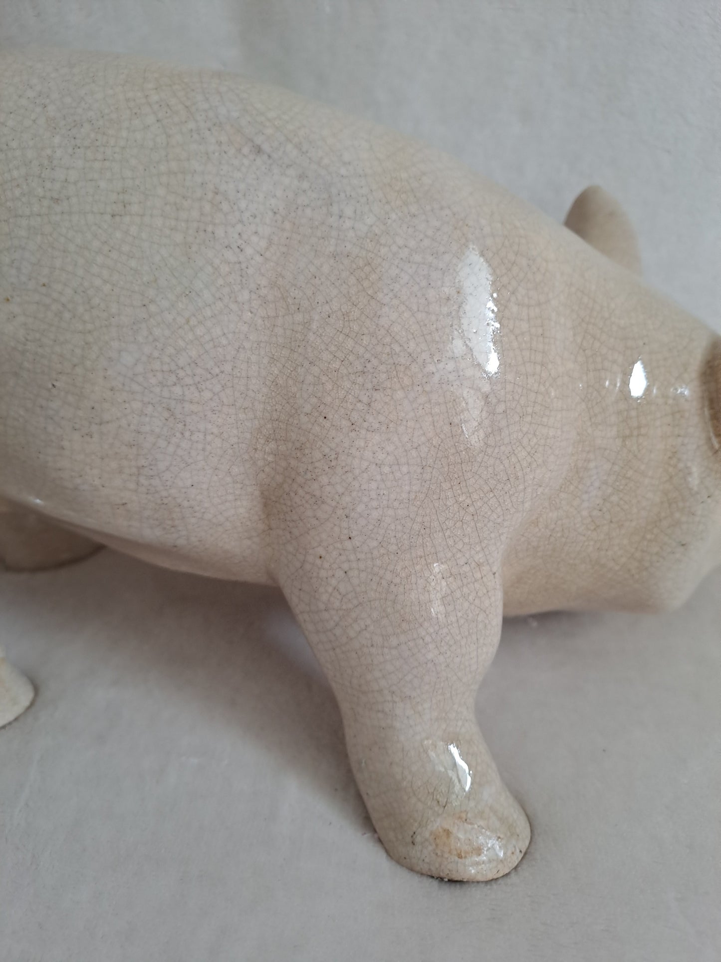 Cochon en céramique craquelée. 31 cm x 16 cm.