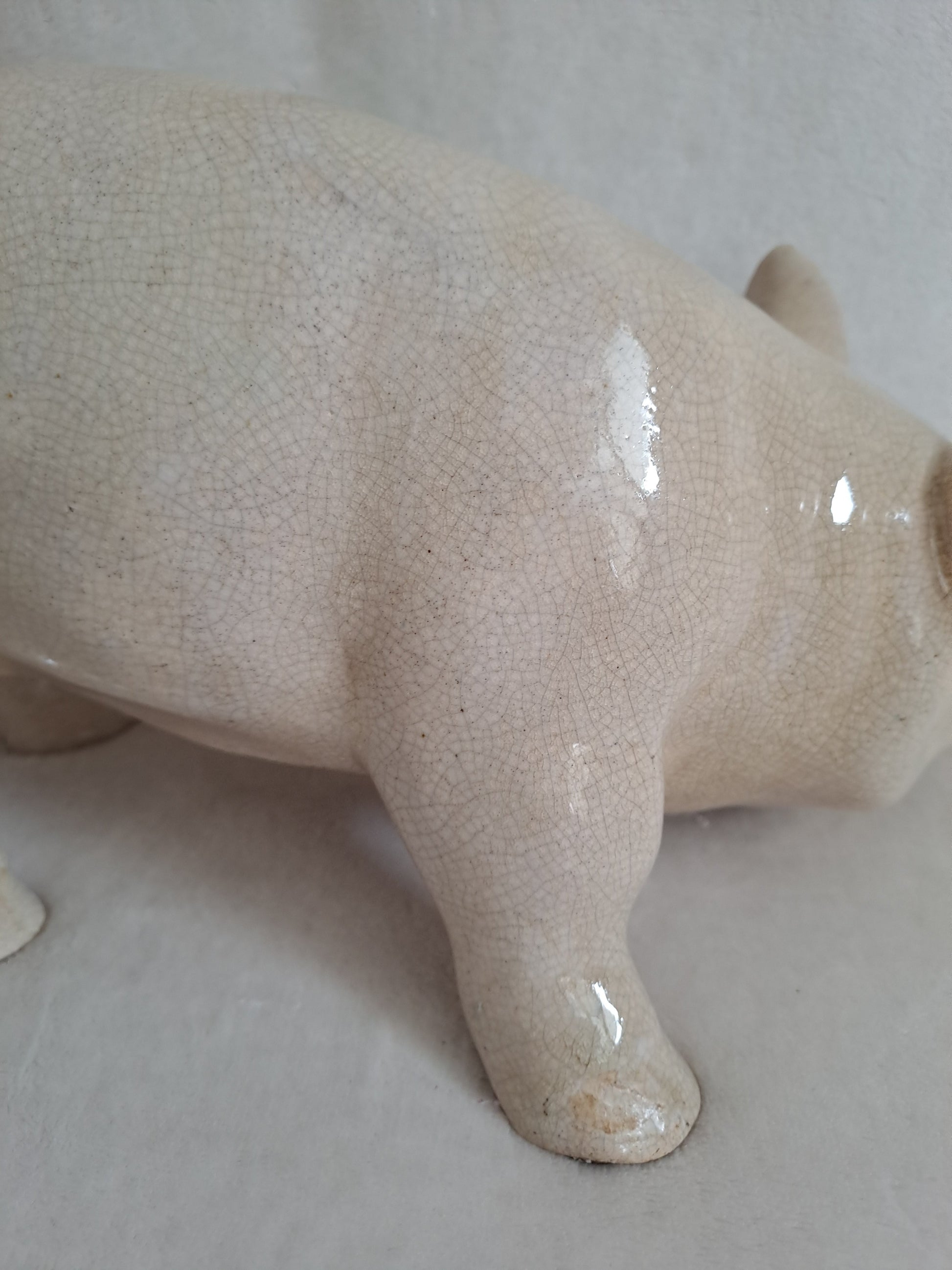 Cochon en céramique craquelée. 31 cm x 16 cm.