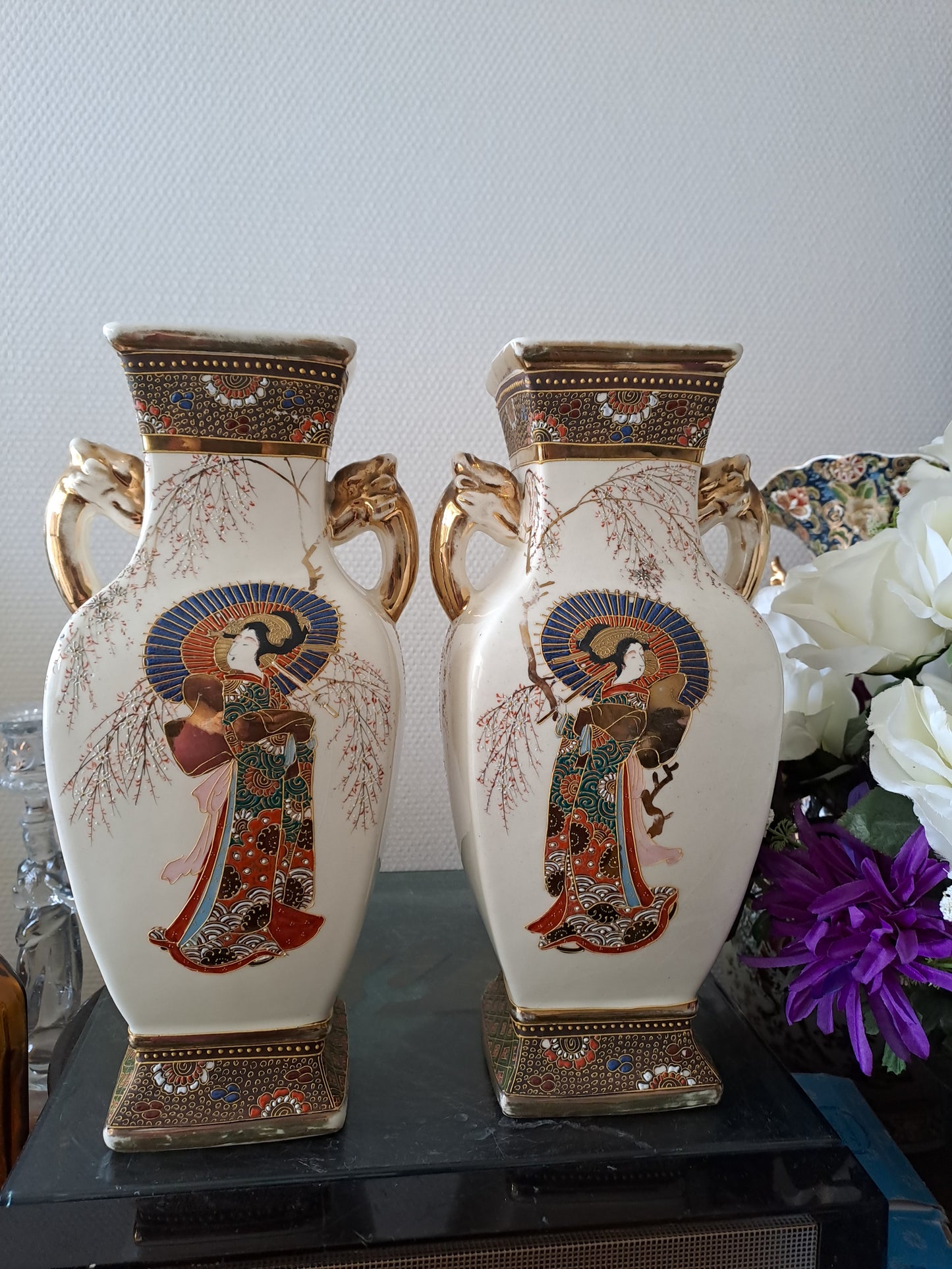 Paire de Vases En Porcelaine japonaise.