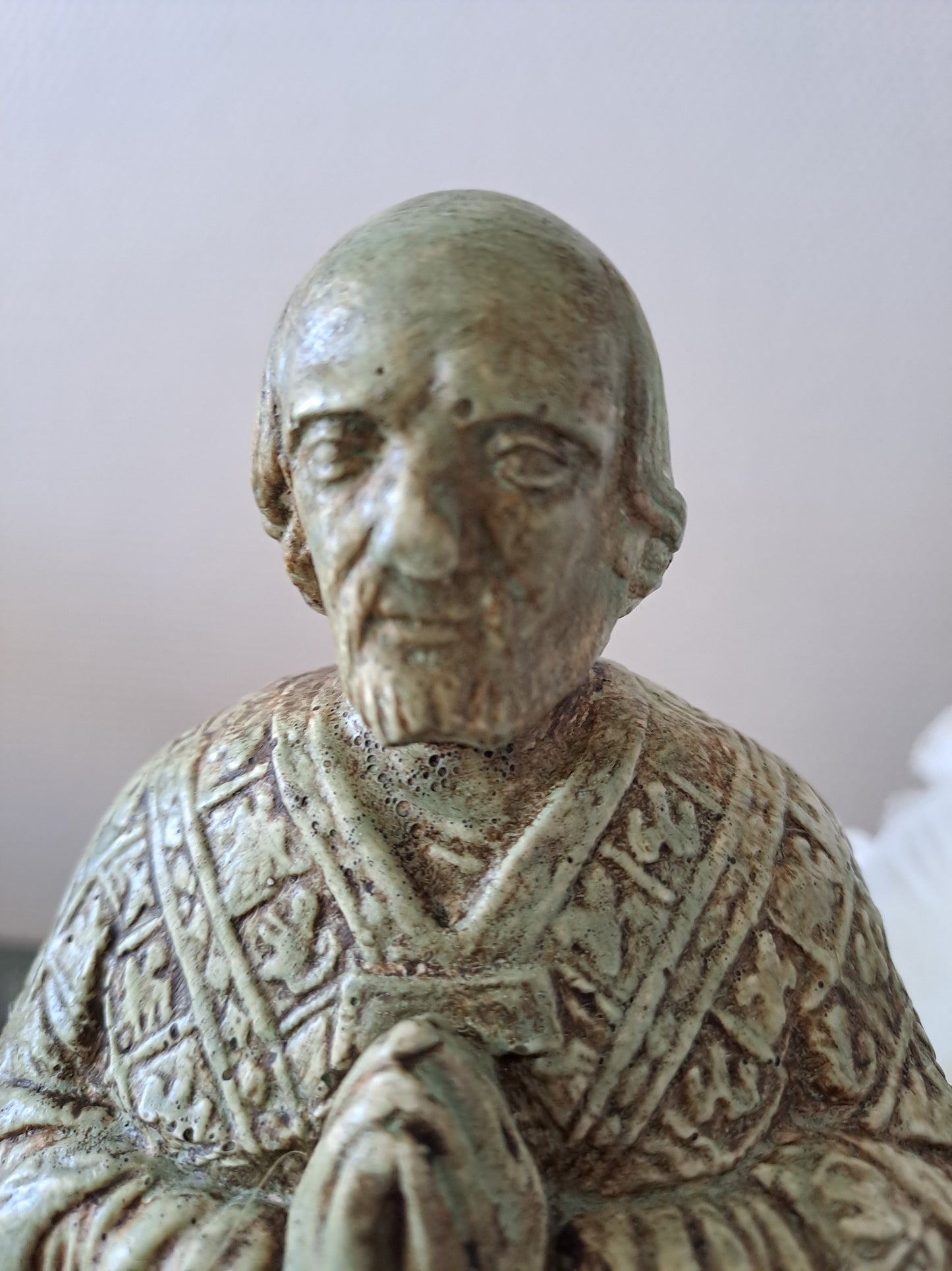 Statue en plâtre. Saint curé d'ars. Saint Jean-Marie Vianney.