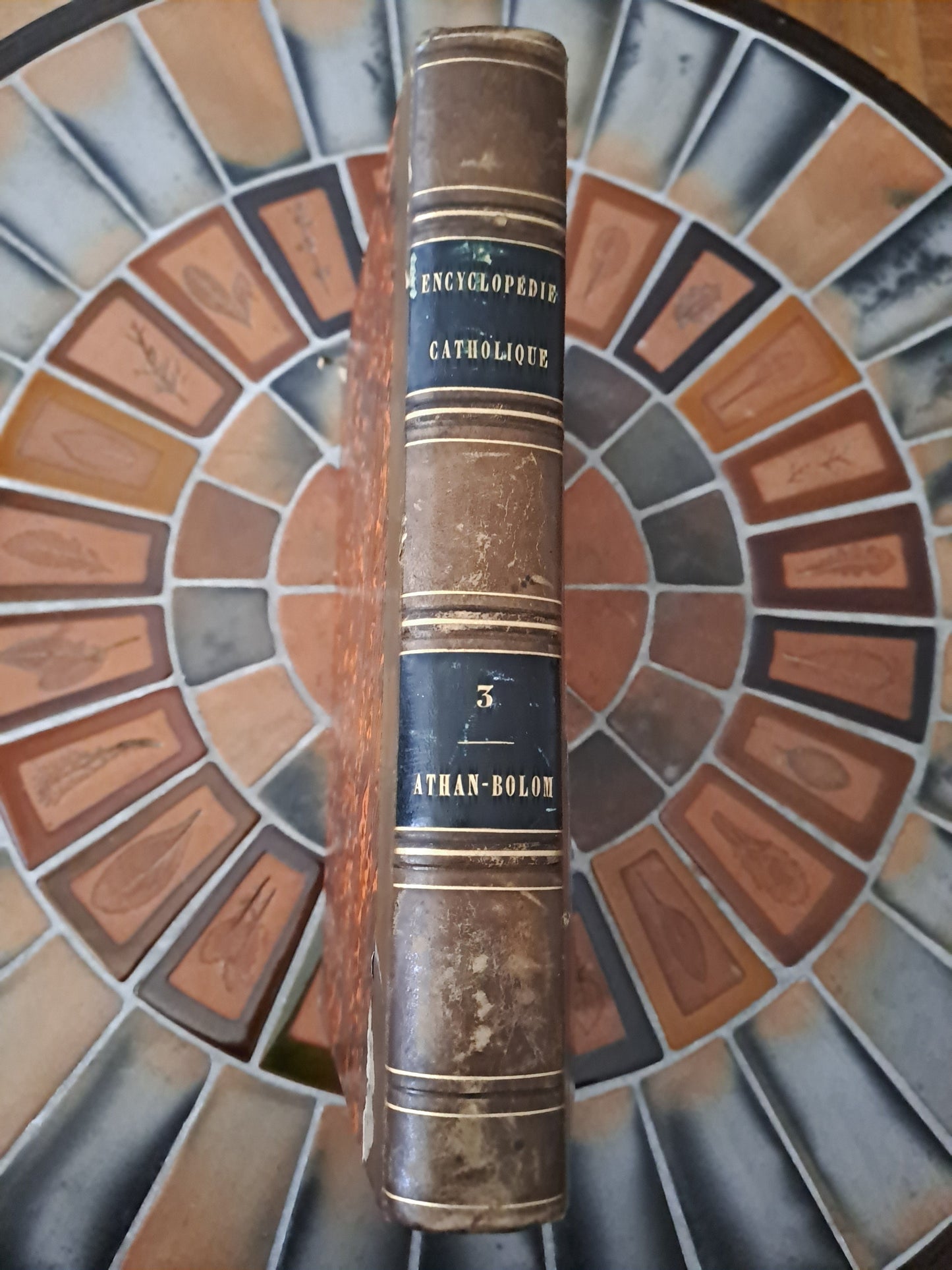 Encyclopedie Catholique.

Répertoire universel et raisonné des sciences, des sciences, des lettres, des arts et des métiers, formant une bibliothèque universelle.

Publiée sous la direction de :
De M. Abbé Glaire,
Professeur d'hébreu à la Sorbonne,
De M. Le Vte walsh,
Et d'un comité d'orthodontie.

1841.

Tome 3.

Athan - Bolom.

Ouvrage en bel état.
Jaunit, ne gênant en rien la lecture.
Les photos font offices de description.
Couverture cartonnée, papiers ayant des déchirures.


Parent-desbarres, éditeur, 