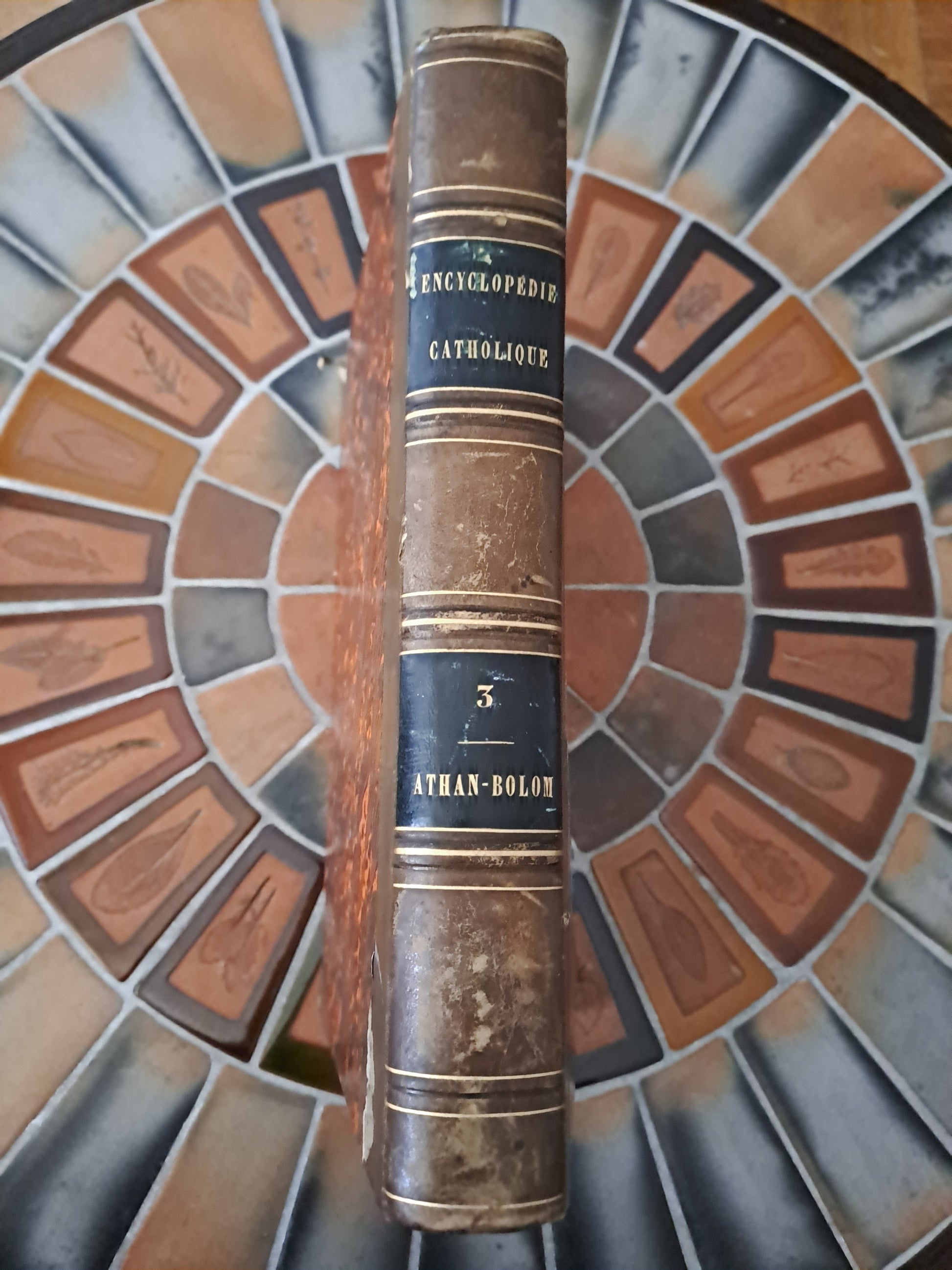 Encyclopedie Catholique.

Répertoire universel et raisonné des sciences, des sciences, des lettres, des arts et des métiers, formant une bibliothèque universelle.

Publiée sous la direction de :
De M. Abbé Glaire,
Professeur d'hébreu à la Sorbonne,
De M. Le Vte walsh,
Et d'un comité d'orthodontie.

1841.

Tome 3.

Athan - Bolom.

Ouvrage en bel état.
Jaunit, ne gênant en rien la lecture.
Les photos font offices de description.
Couverture cartonnée, papiers ayant des déchirures.


Parent-desbarres, éditeur, 