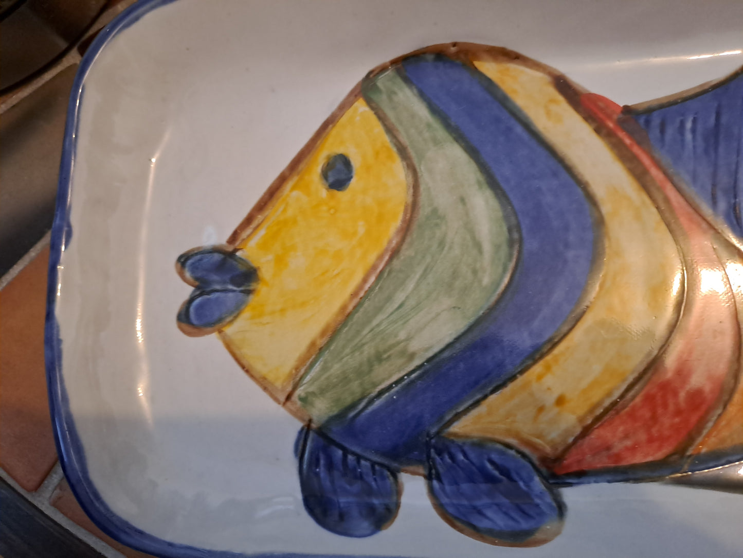 Plat à poisson en grès figurant un poisson. Signature à la pointe à identifier.