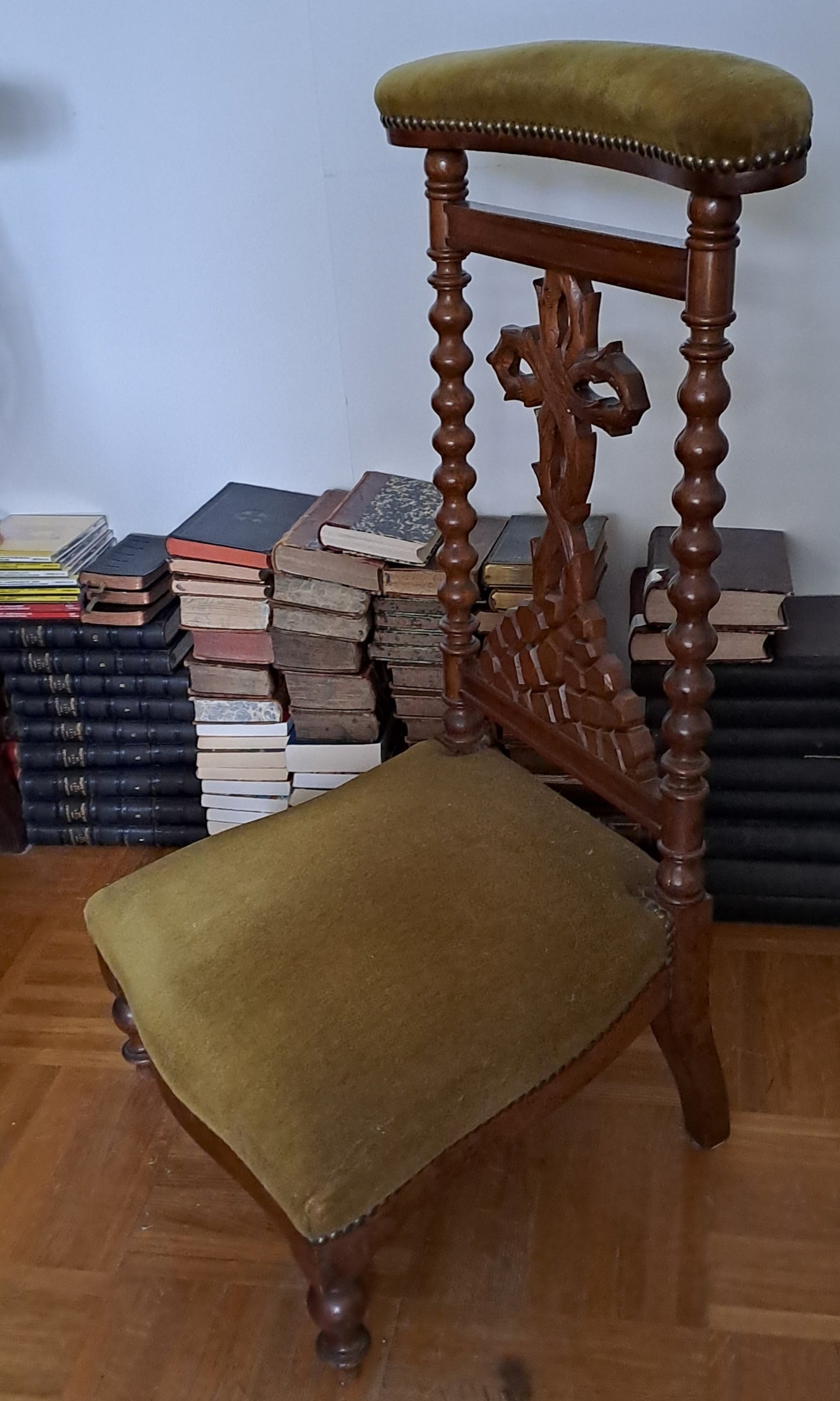 Prie-Dieu en bois. Croix sur le Calvaire. Ancien Vintage catholique.