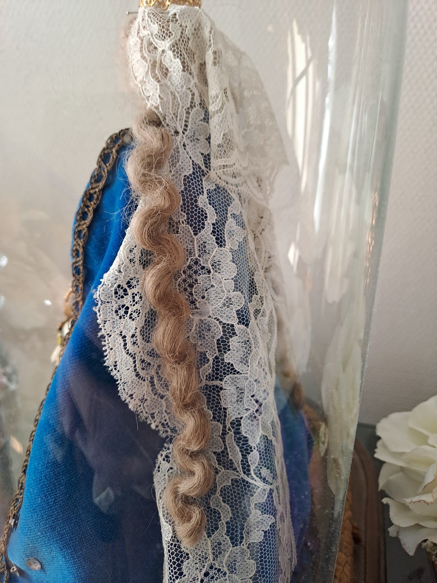 Vierge À L'Enfant Jésus en cire sous globe.