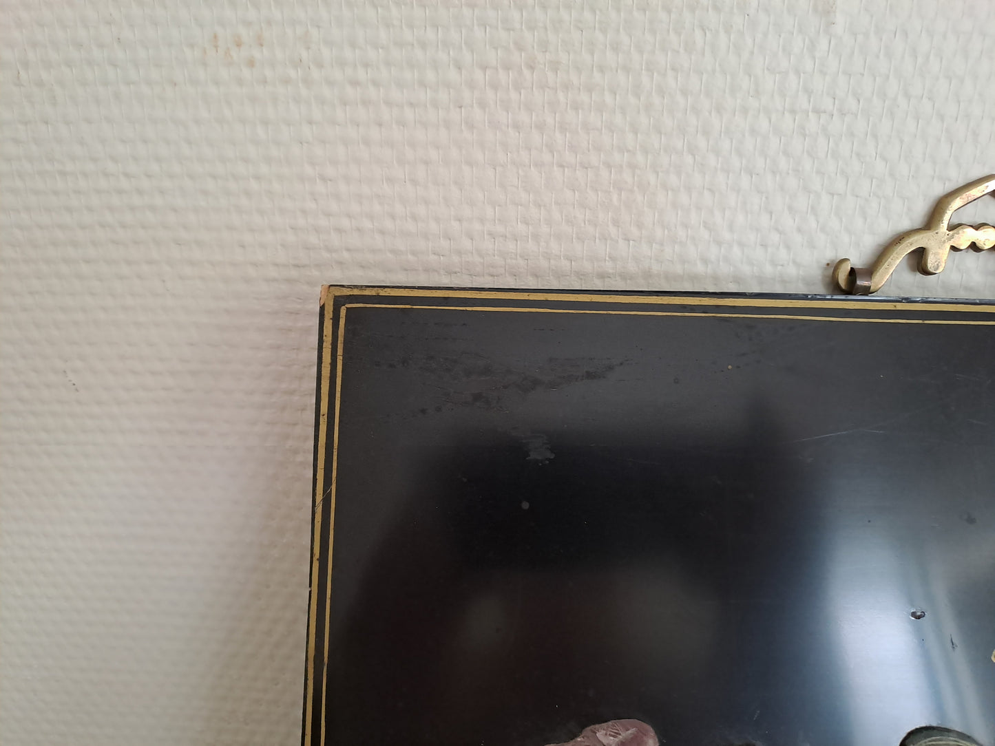 Tableau En Laque Noir Avec Incrustations. Figurant Une Scène avec Geishas.