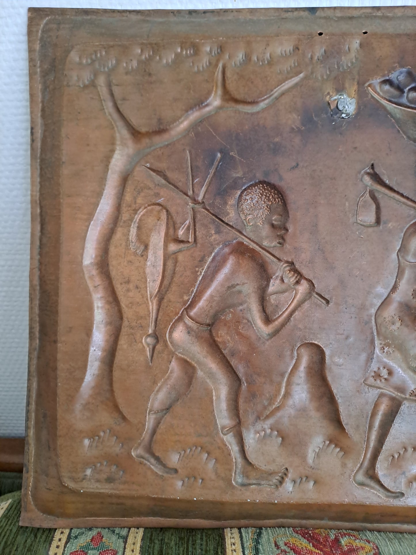 Tableau en cuivre repoussé représentant une scène africaine.