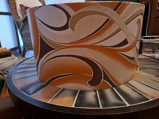 Abat-jour / lustre psychedelique 24.7 cm x 45.7 cm. Ancien decoration lustre vintage.