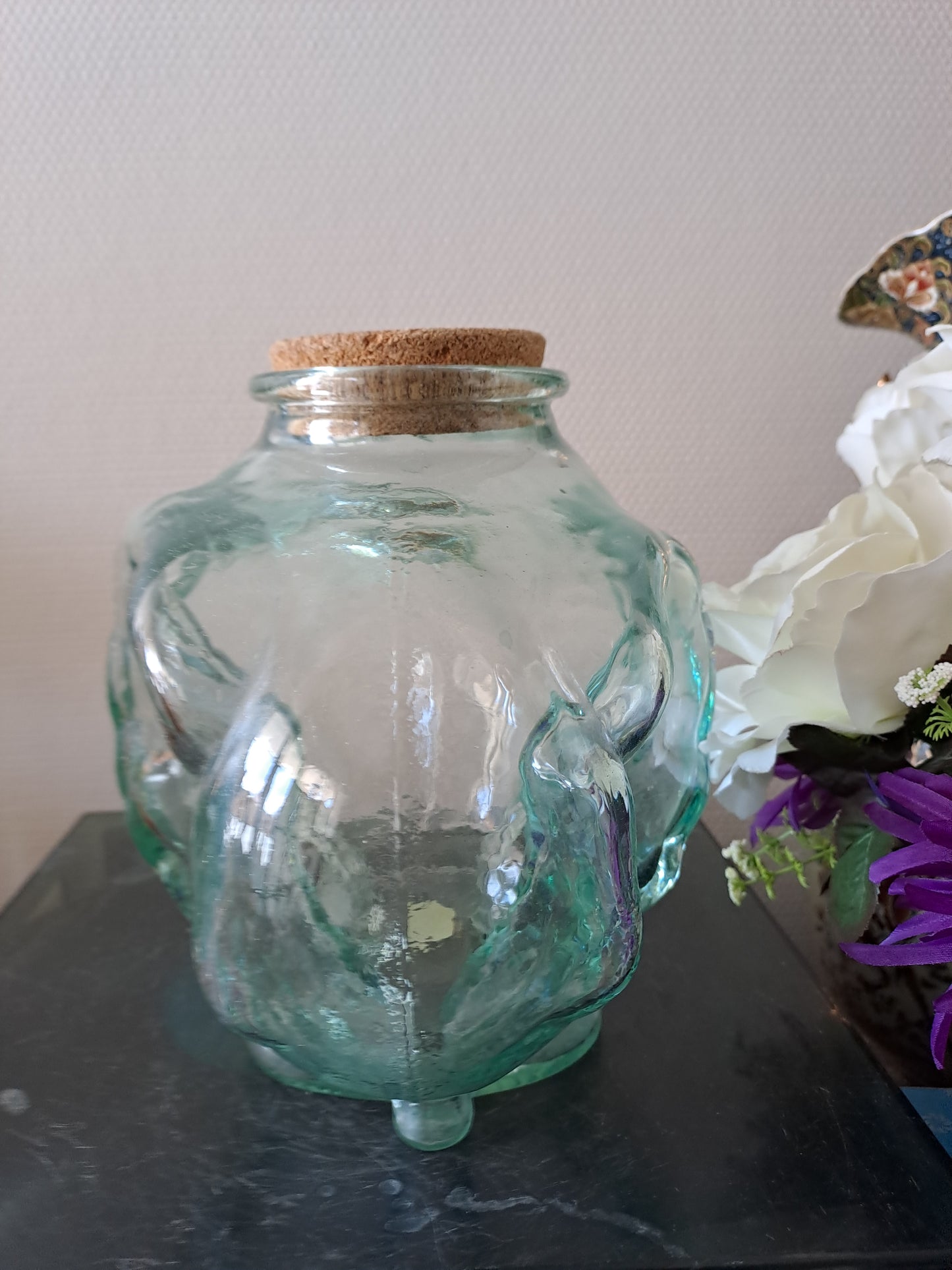 Bocal à bonbons/ Biscuits figurant un éléphant en verre moulé vert. Modèle XXL.