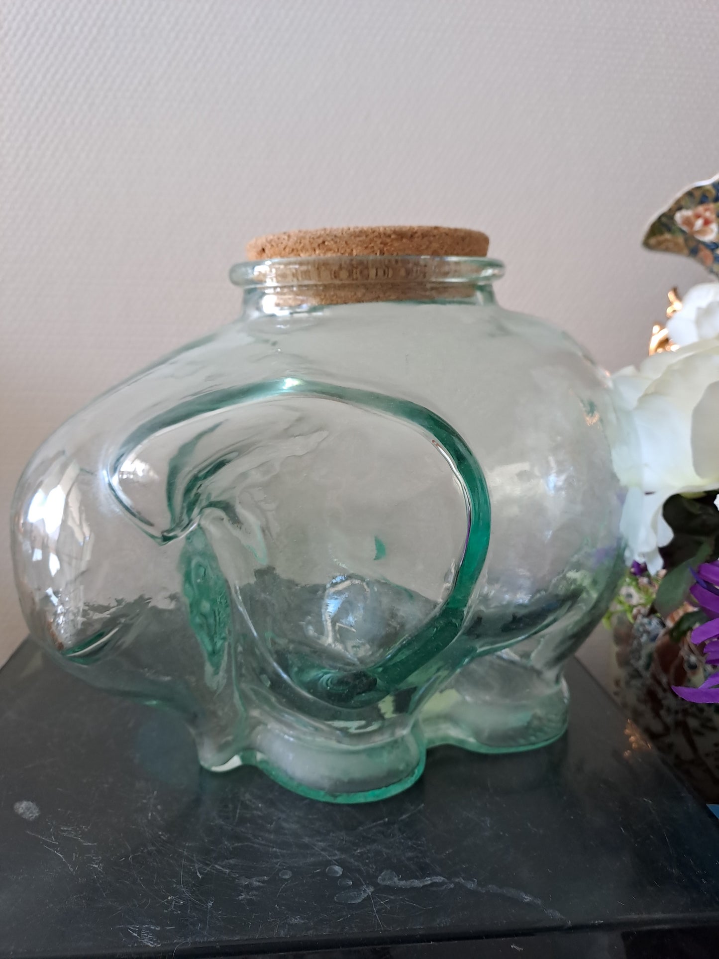 Bocal à bonbons/ Biscuits figurant un éléphant en verre moulé vert. Modèle XXL.