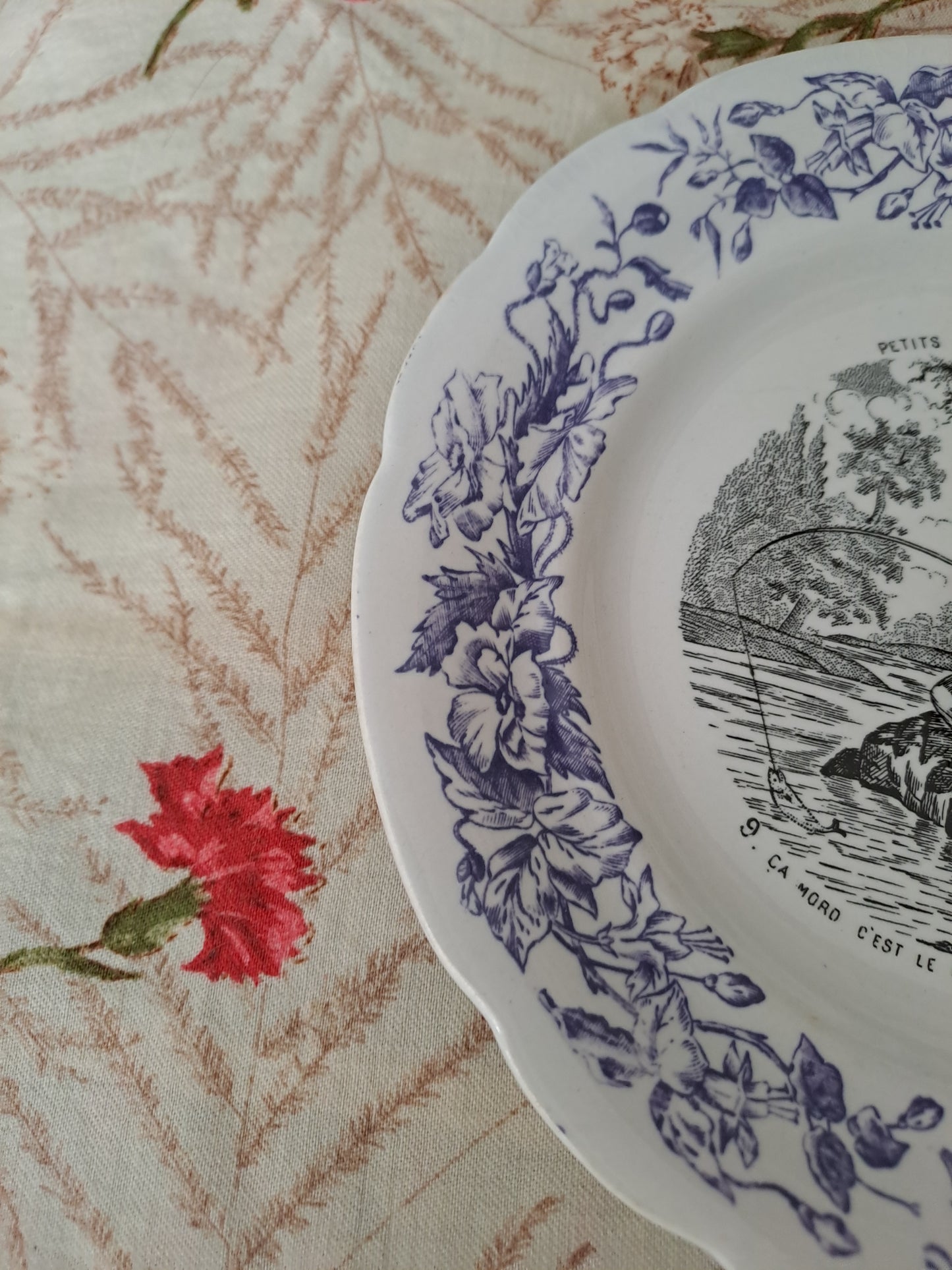 Assiette décorative Parlante. Les petits bonheurs de la vie. N°9. Faïence. Choisy Le Roi.