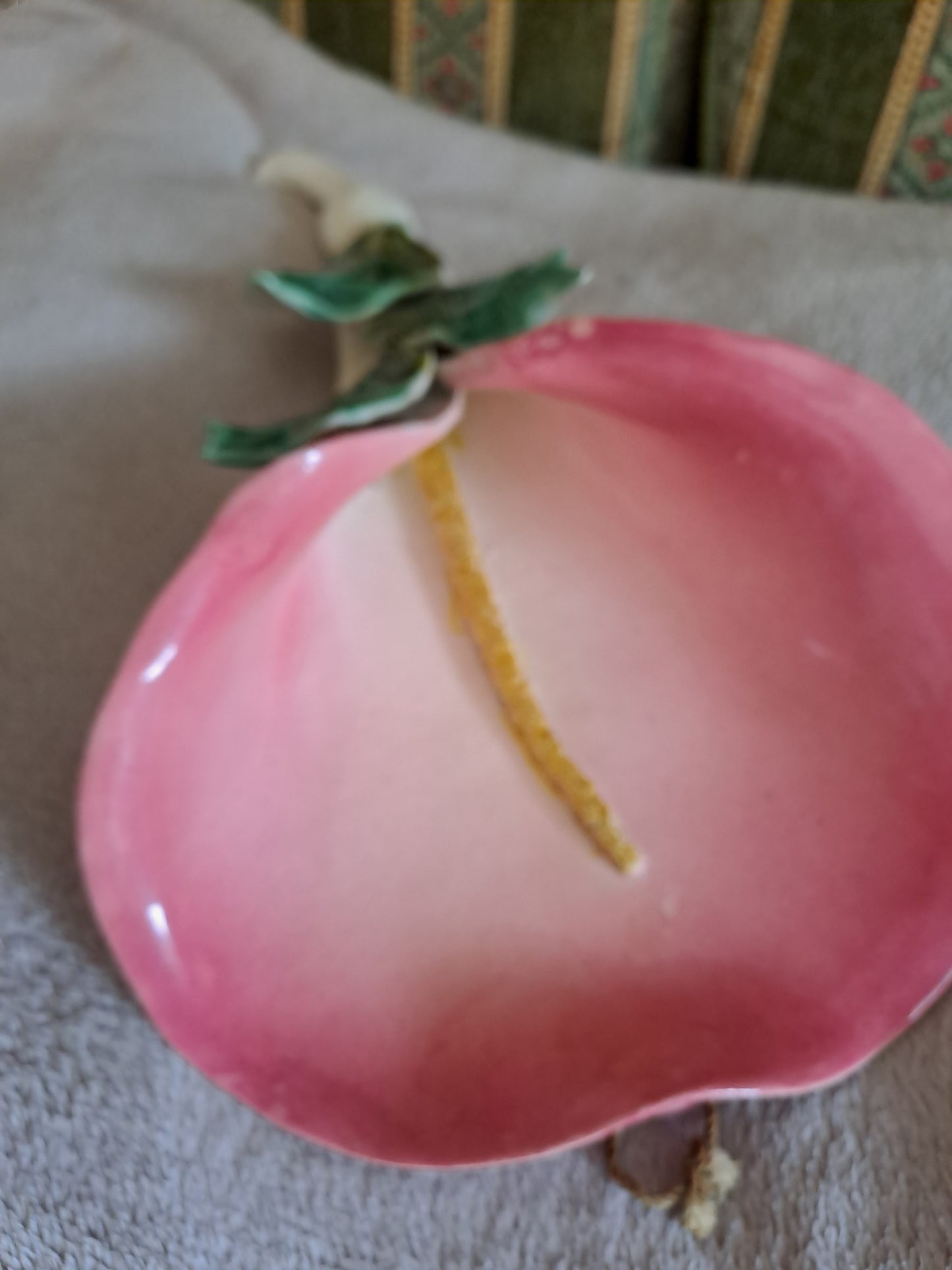 Bouquetiere représentant une fleur. Signé. 41 cm. Ancien decoration vintage.