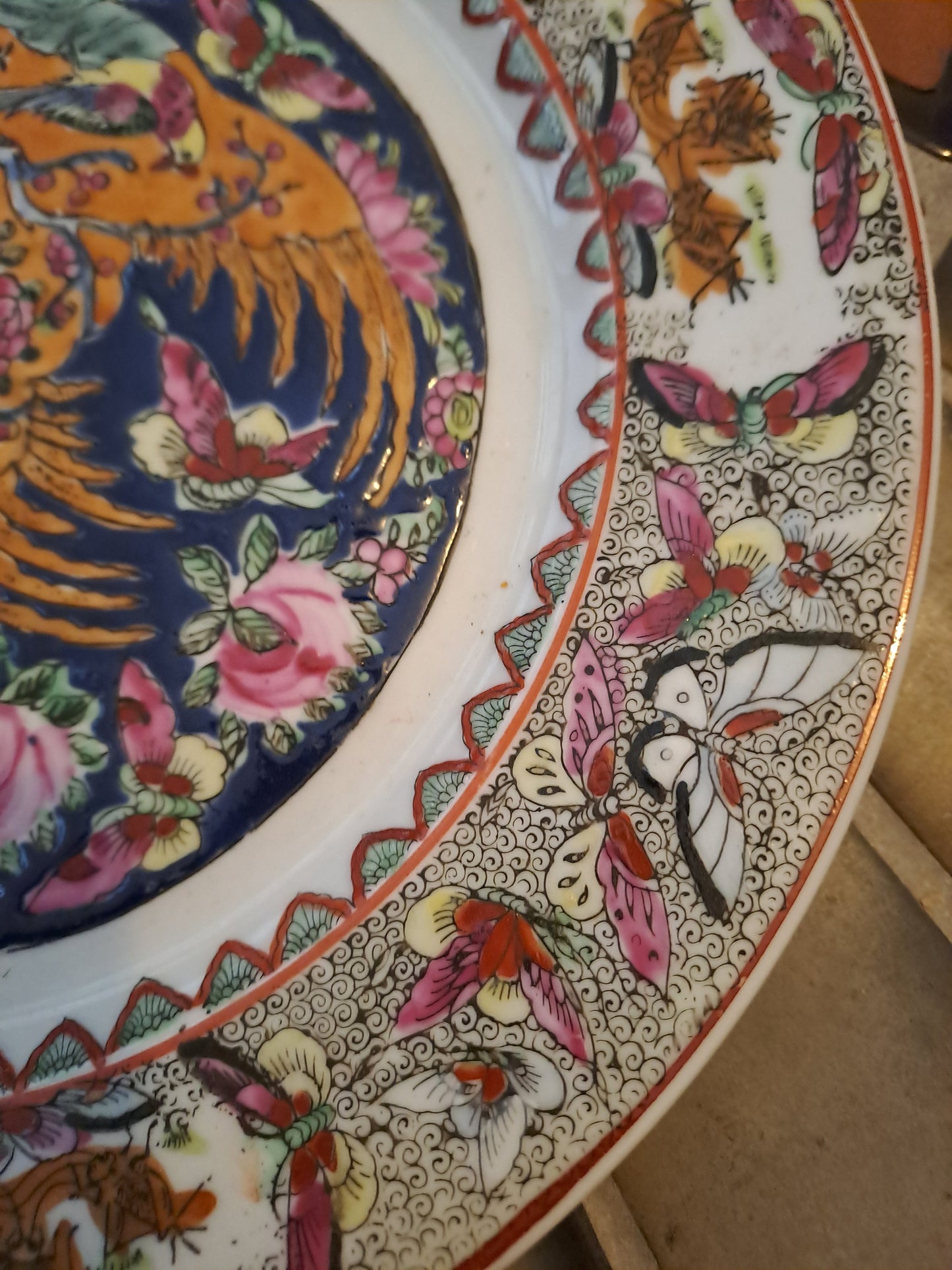 Assiette porcelaine Macau(?). Signature à identifier.