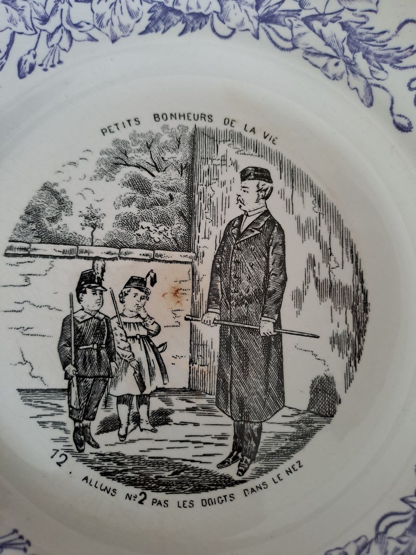 Assiette décorative Parlante. Faïence. H. B. Choisy Le Roi. N°12.