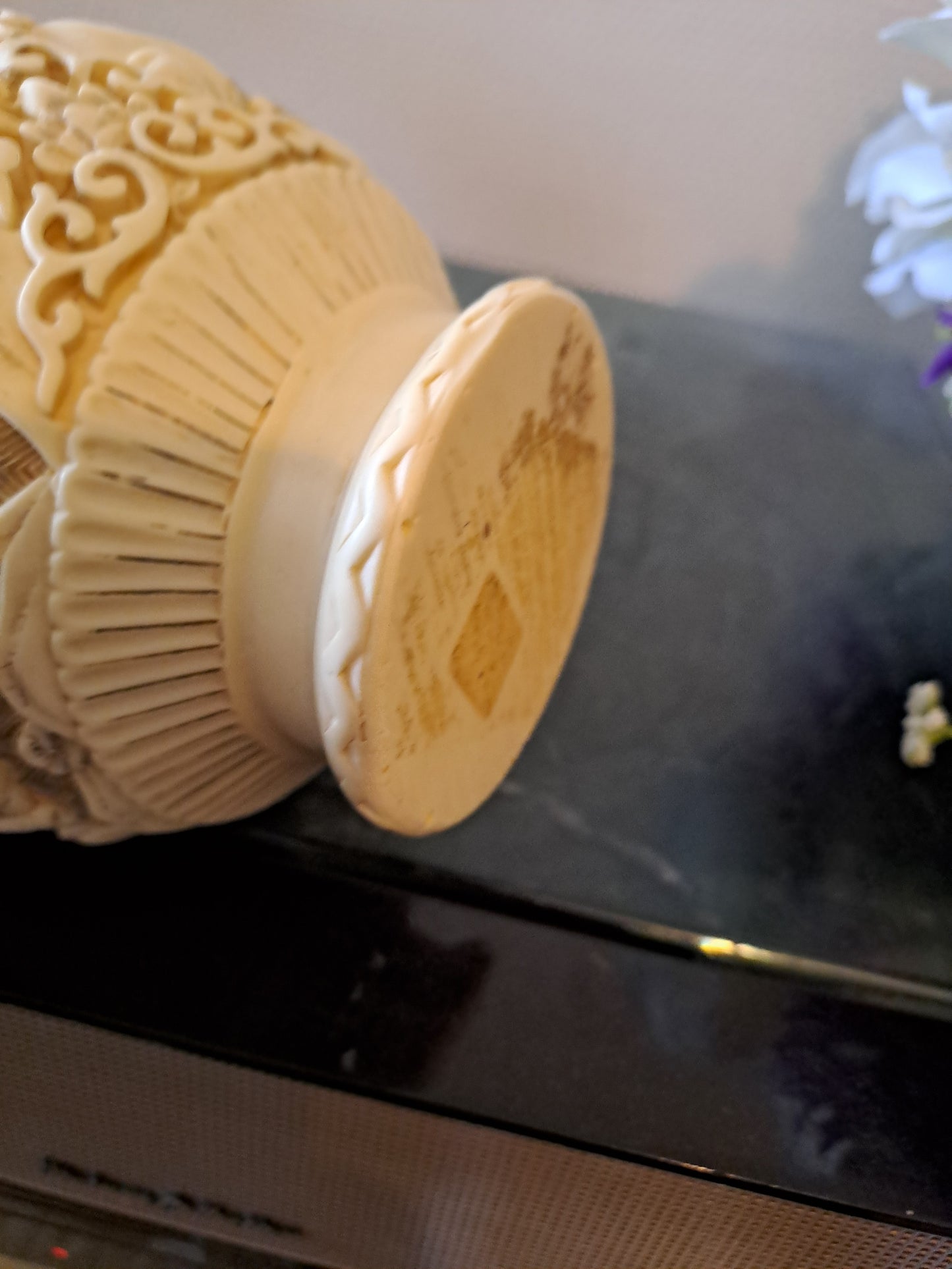 Vase soliflore. Sculpté Motif scène asiatique. Marqué.