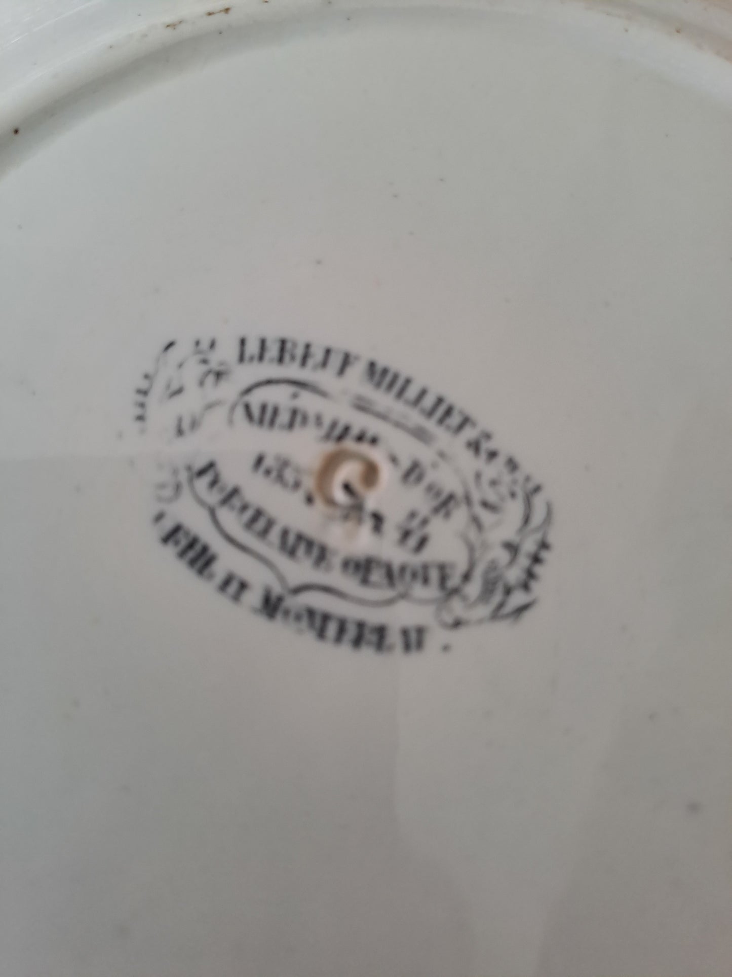 Assiette décorative représentant prise de la barricade de la porte saint Denis.