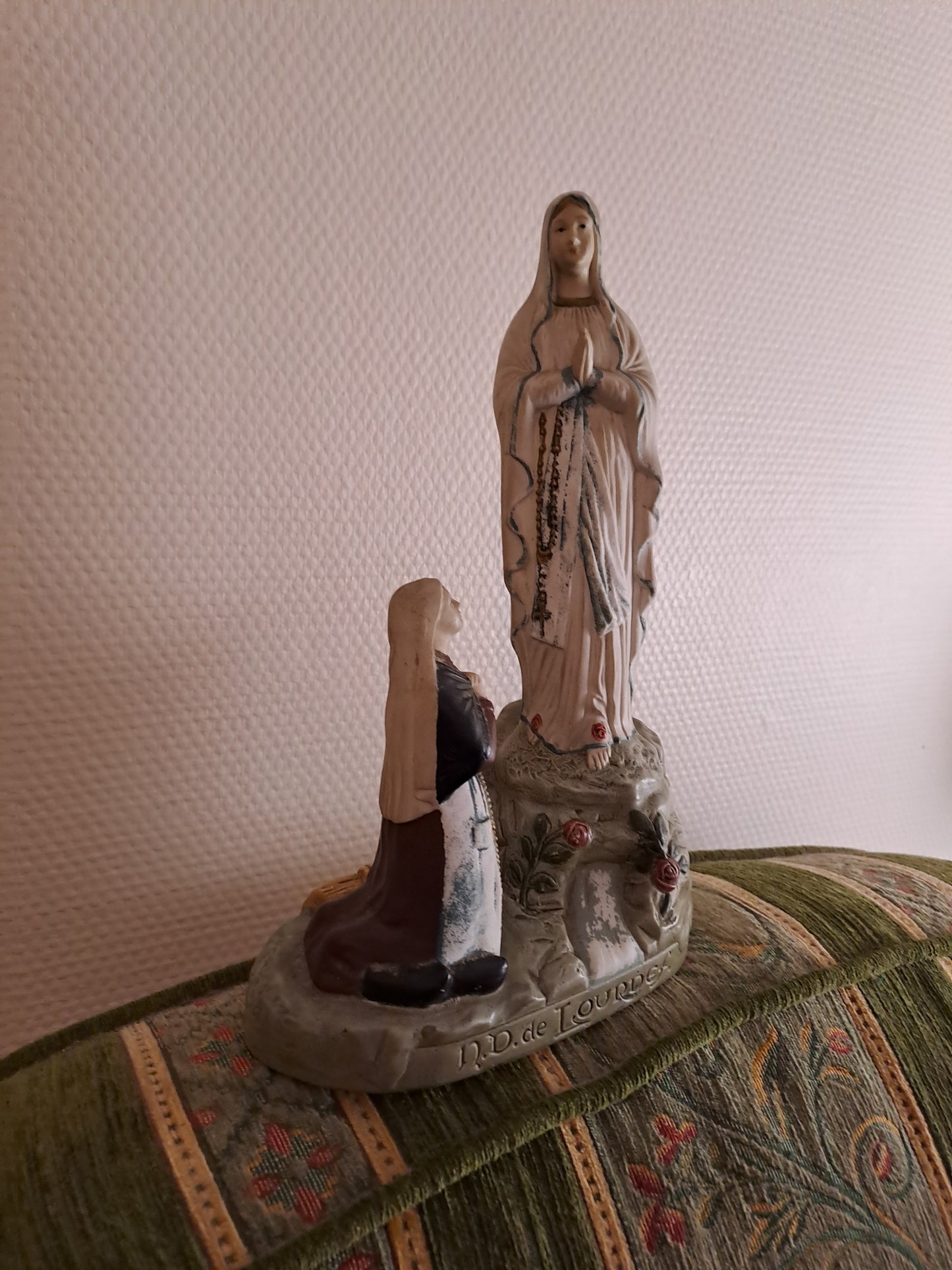 Statue apparition Notre-Dame de Lourdes à Sainte-Bernadette. Porcelaine. Ancien