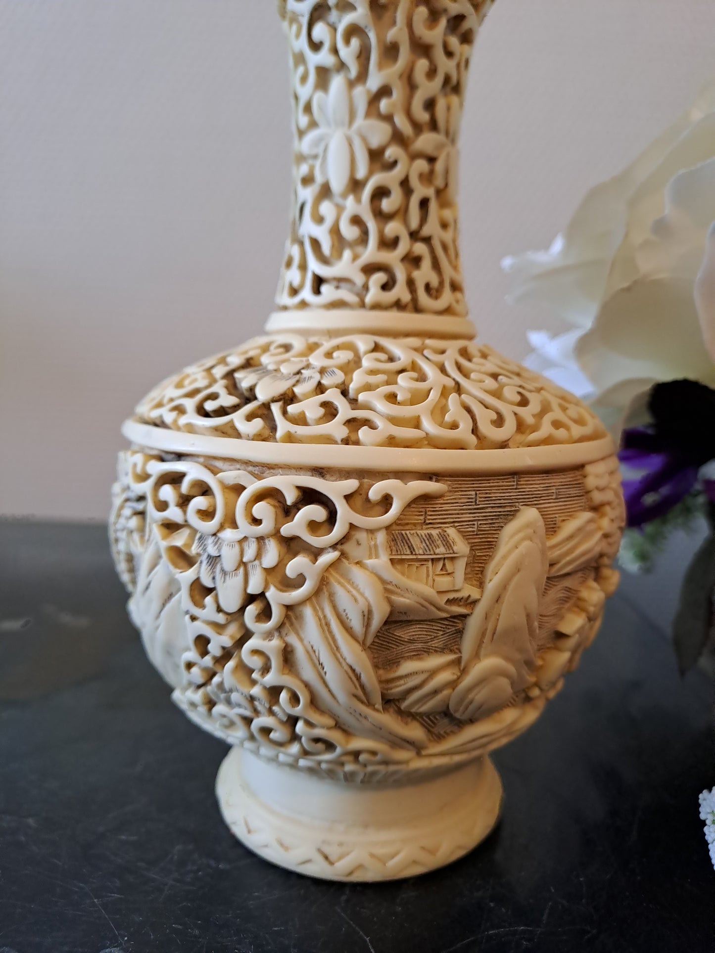 Vase soliflore. Sculpté Motif scène asiatique. Marqué.