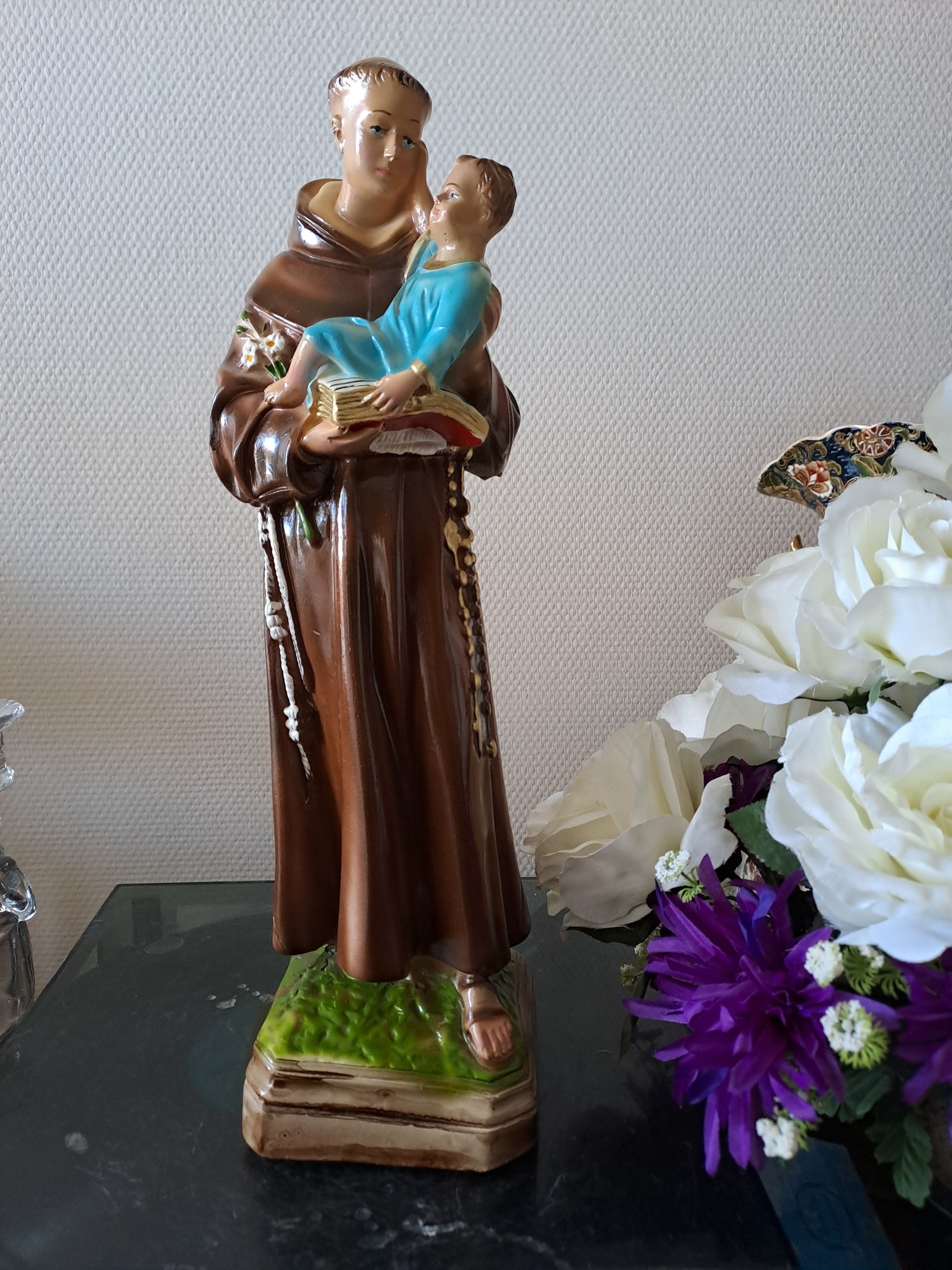 Statue Saint Antoine de Padoue signé en céramique. 41 cm.