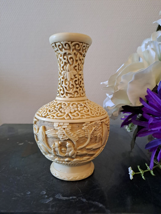 Vase soliflore. Sculpté Motif scène asiatique. Marqué.