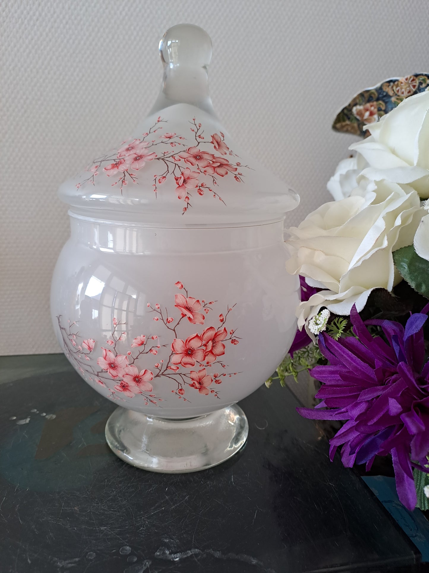 Vase / bonbonnière en pâte de verre. Motifs de fleurs.