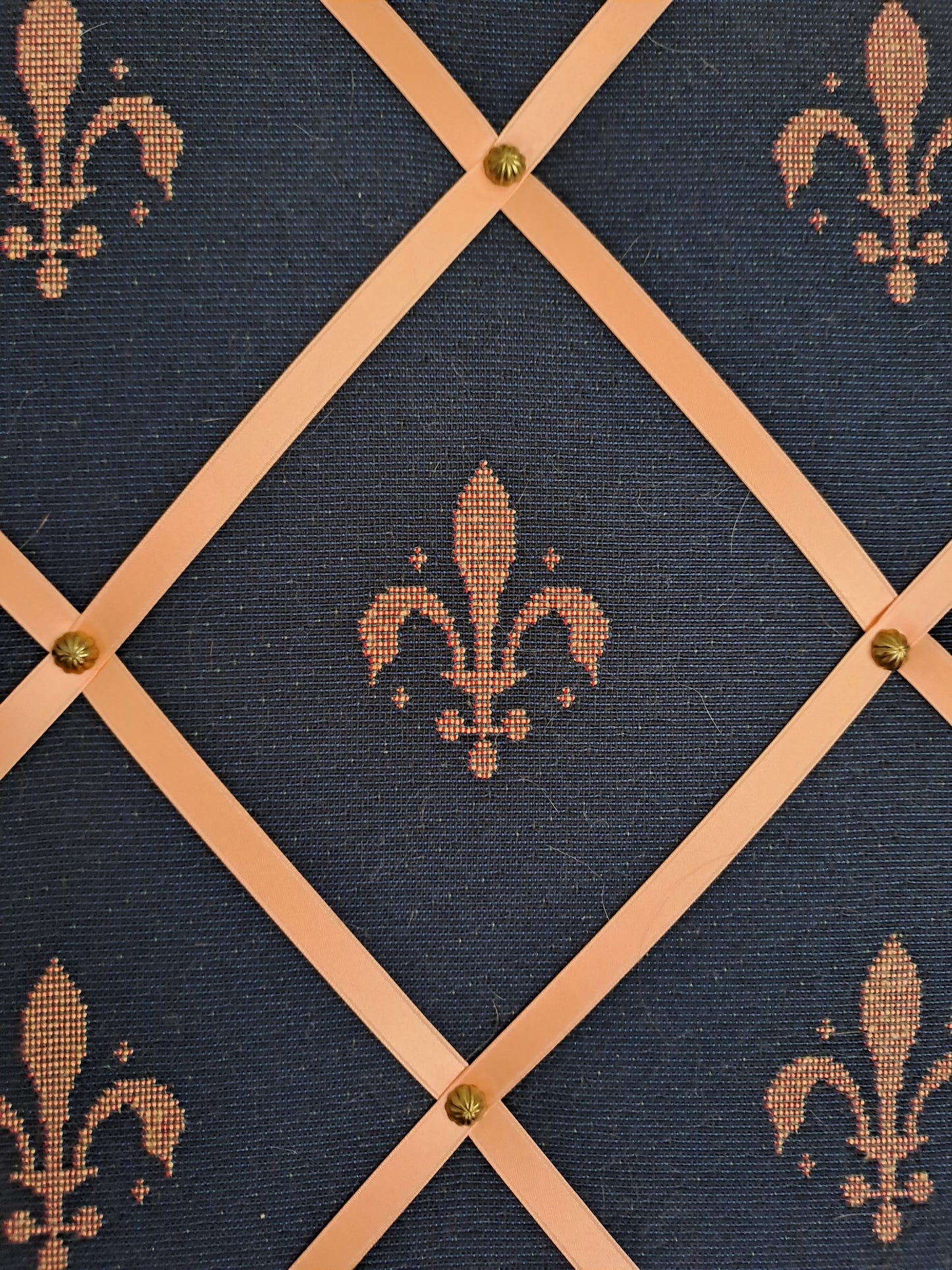 Porte Documents murale. Fleurs de lys.