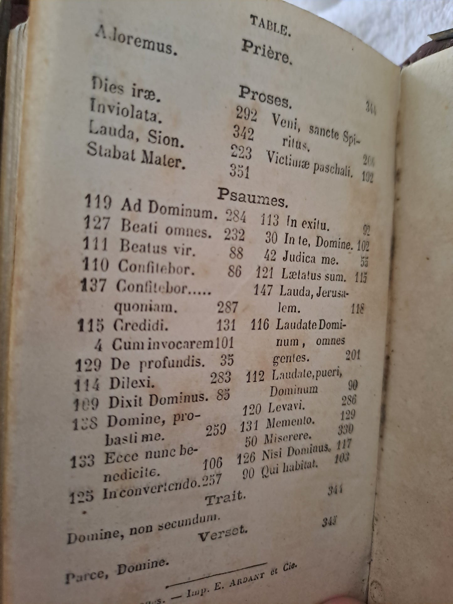 Paroissien romain contenant les offices des dimanches......