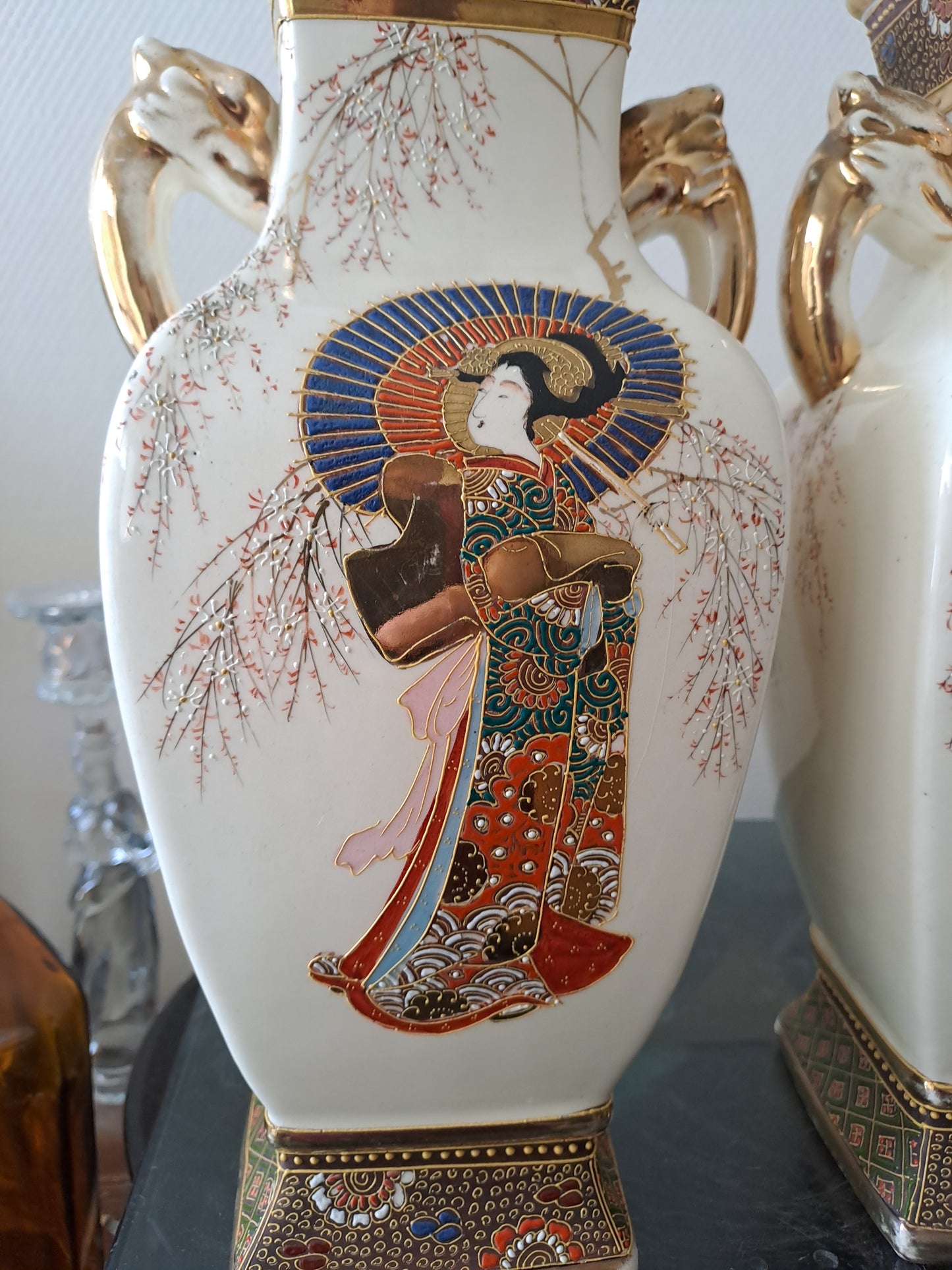 Paire de Vases En Porcelaine japonaise.