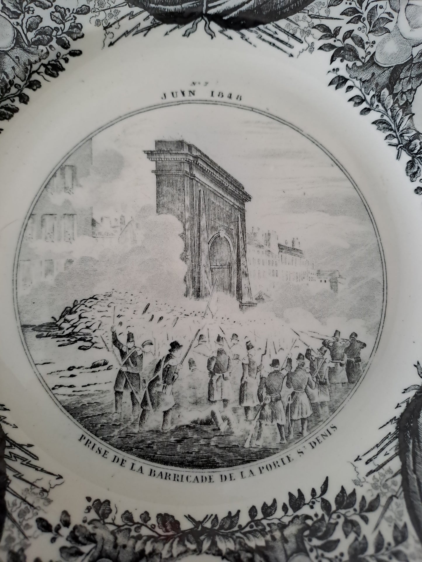 Assiette décorative représentant prise de la barricade de la porte saint Denis.