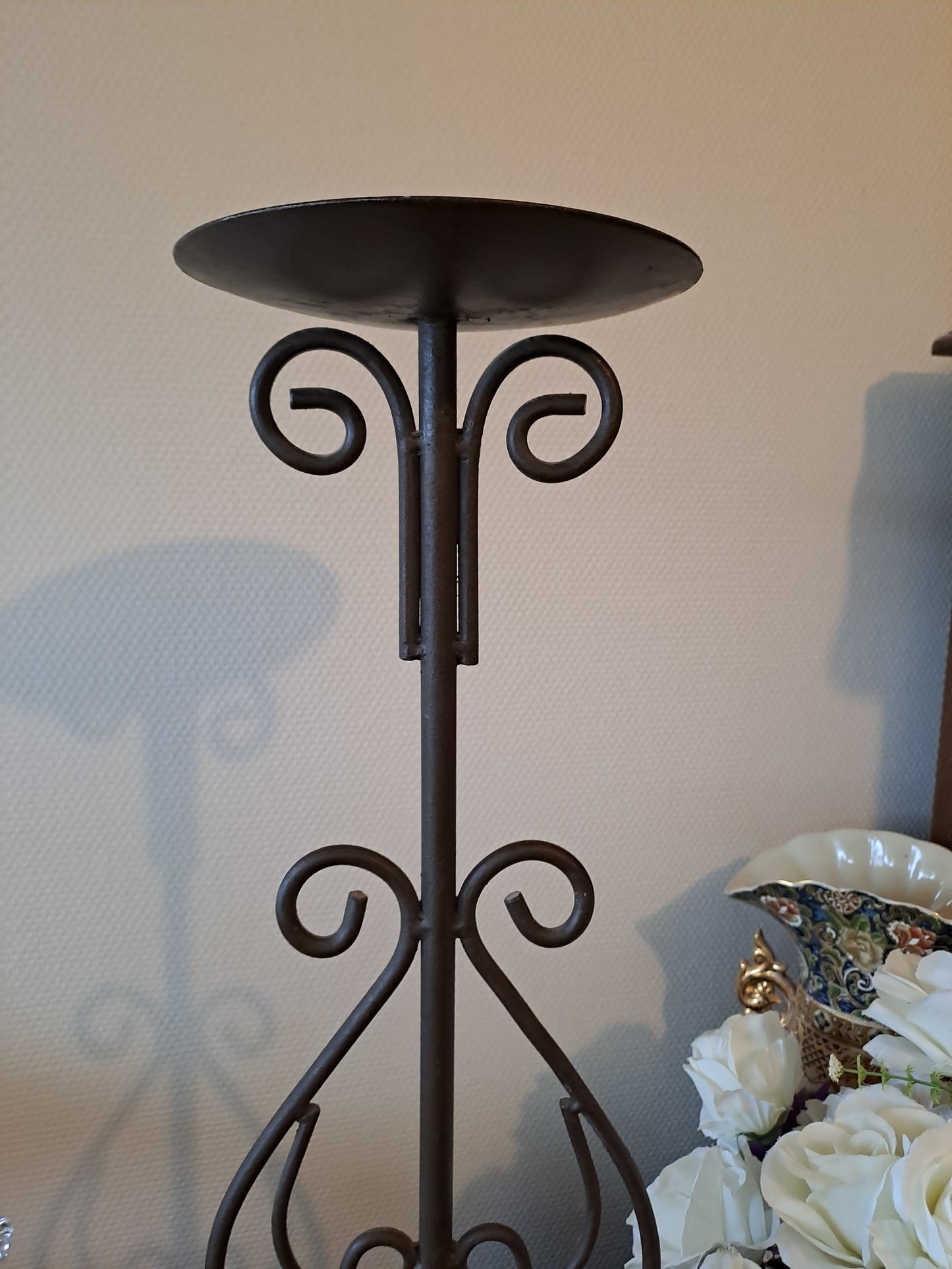 Pique-cierges en fer forgé.