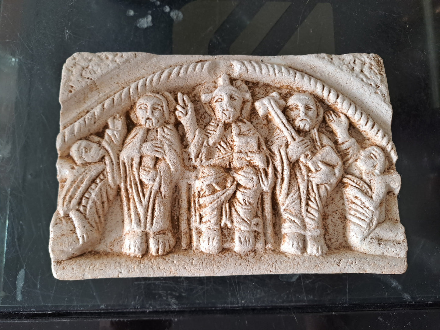 Carreau représentant Jésus Roi de gloire, Saint Pierre et Saint Jean.