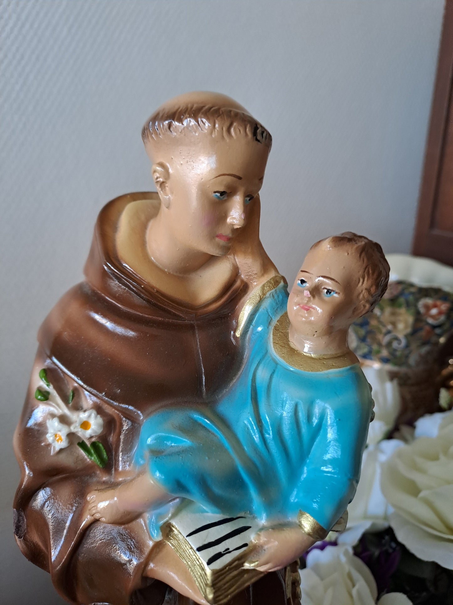 Statue Saint Antoine de Padoue signé en céramique. 41 cm.