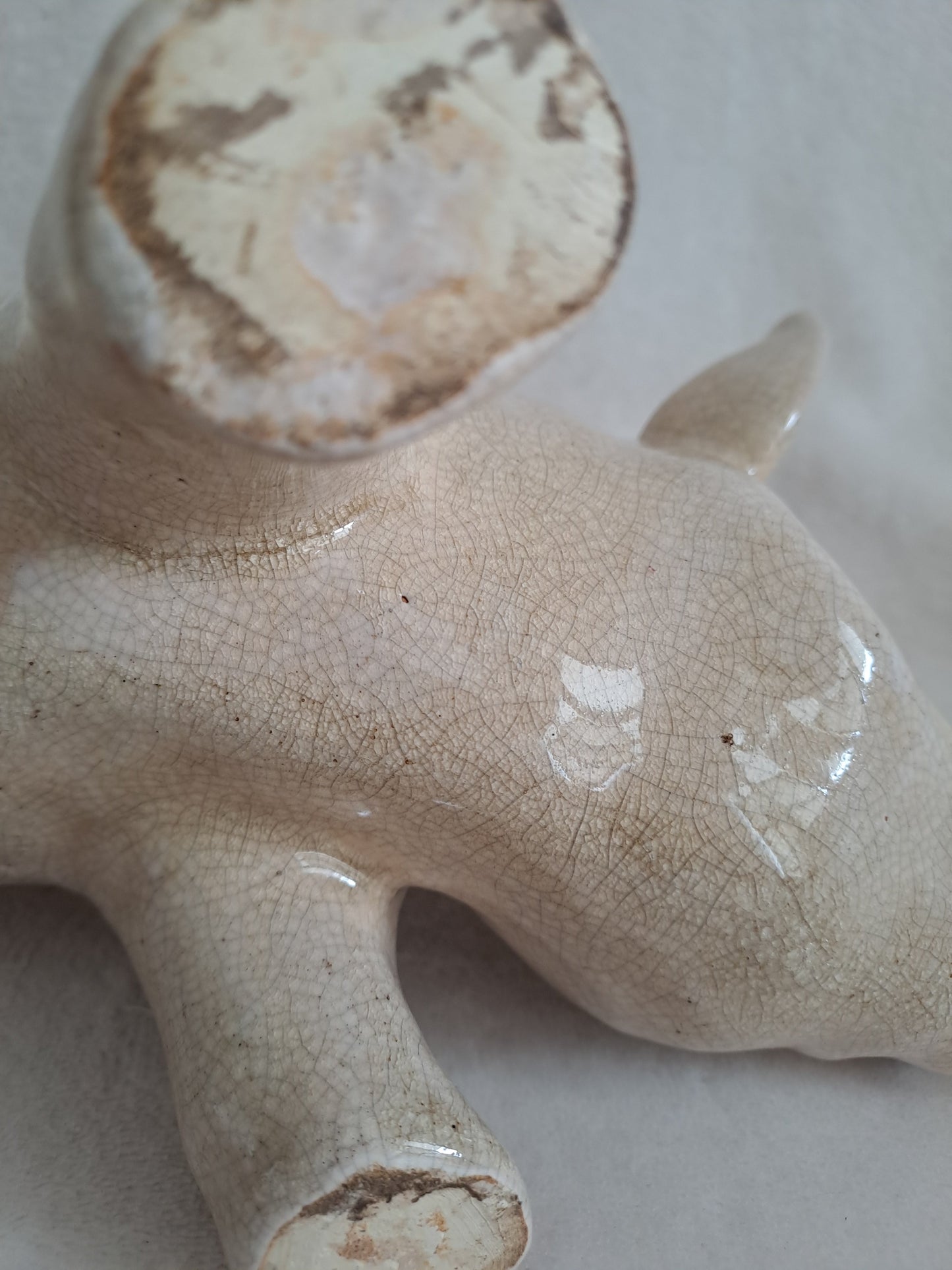 Cochon en céramique craquelée. 31 cm x 16 cm.