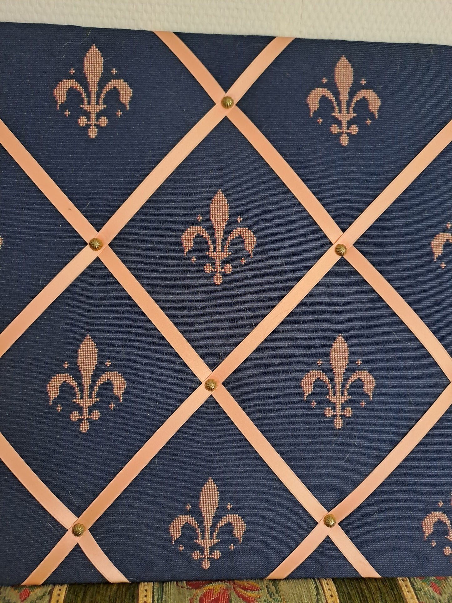 Porte Documents murale. Fleurs de lys.