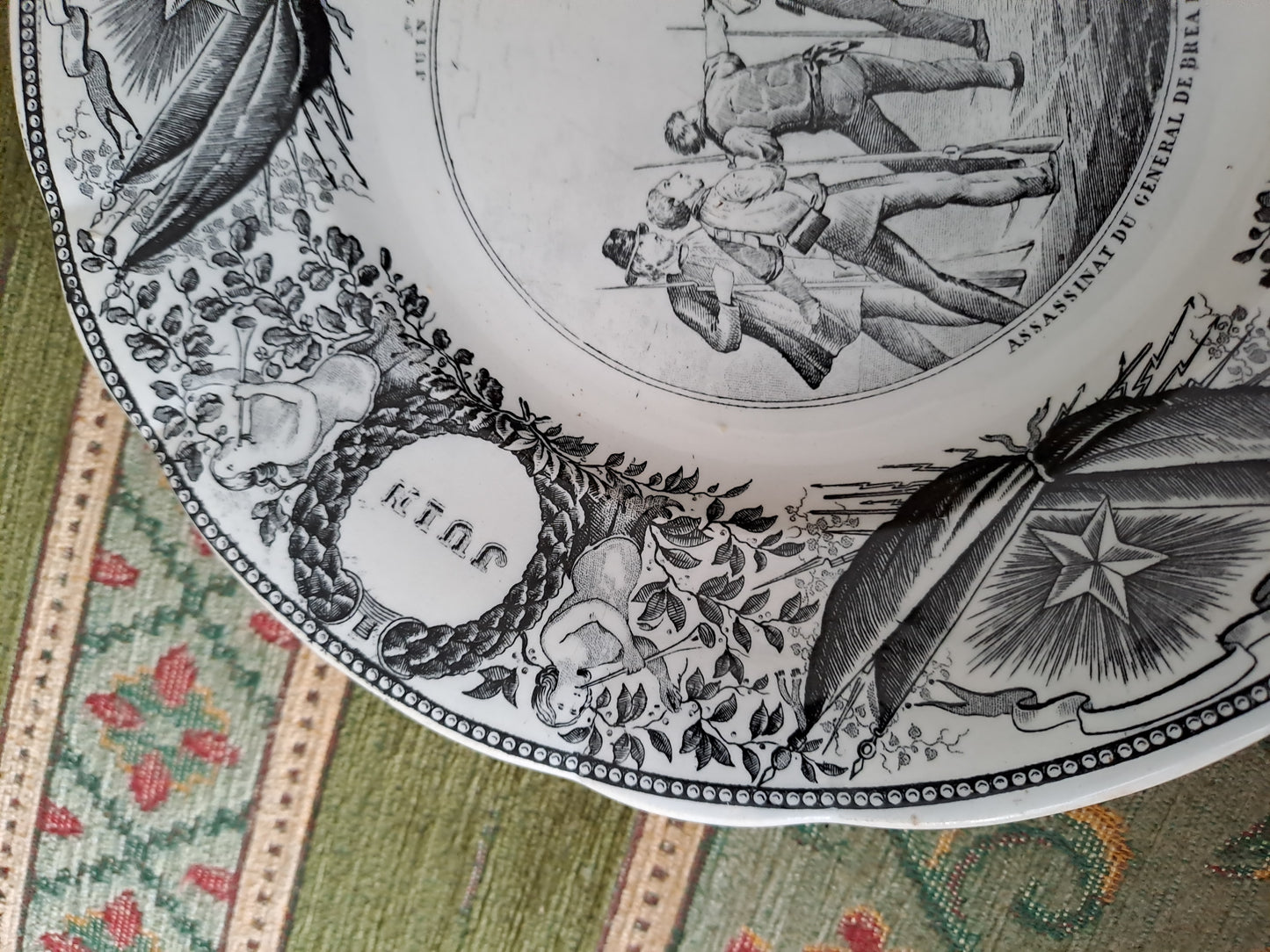 Assiette décorative représentant l'assassinat du général de Brea. Lebeuf Milliet et Cie à Creuil et Montereau.