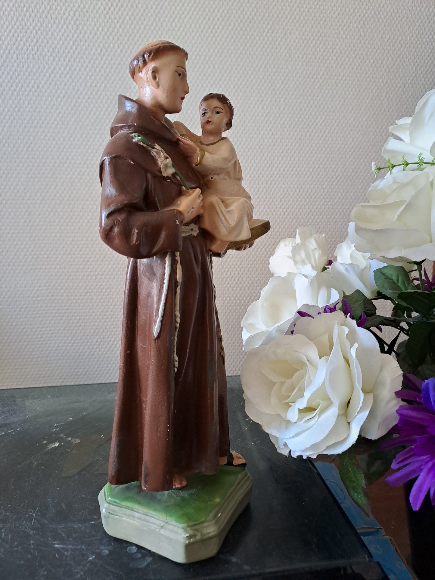 Statue Saint Antoine de Padoue portant l'Enfant Jésus dans les bras. Peint a la main. Ancien Vintage catholique.